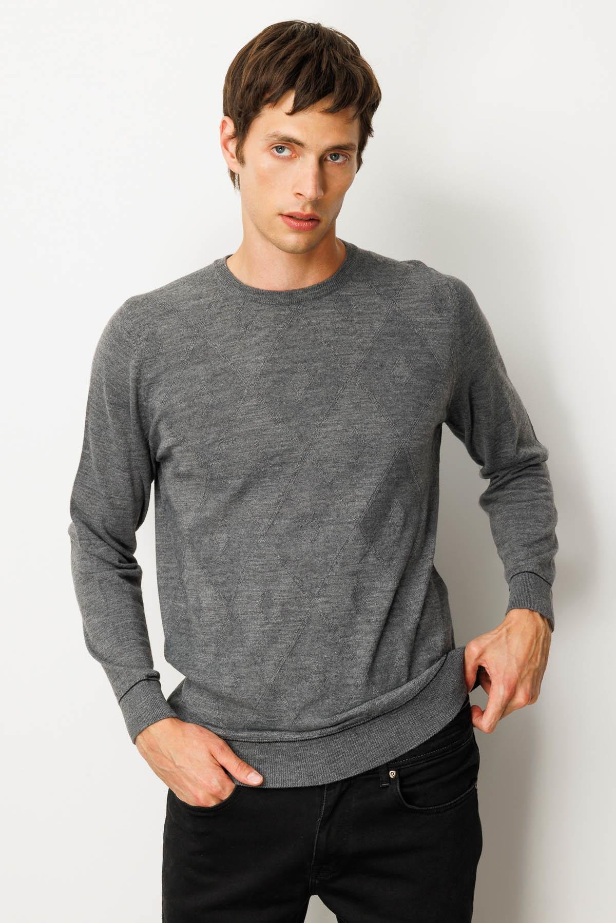 25603Erkek Sıfır Yaka Çizgili Baklavalı Yün Kazak Füme