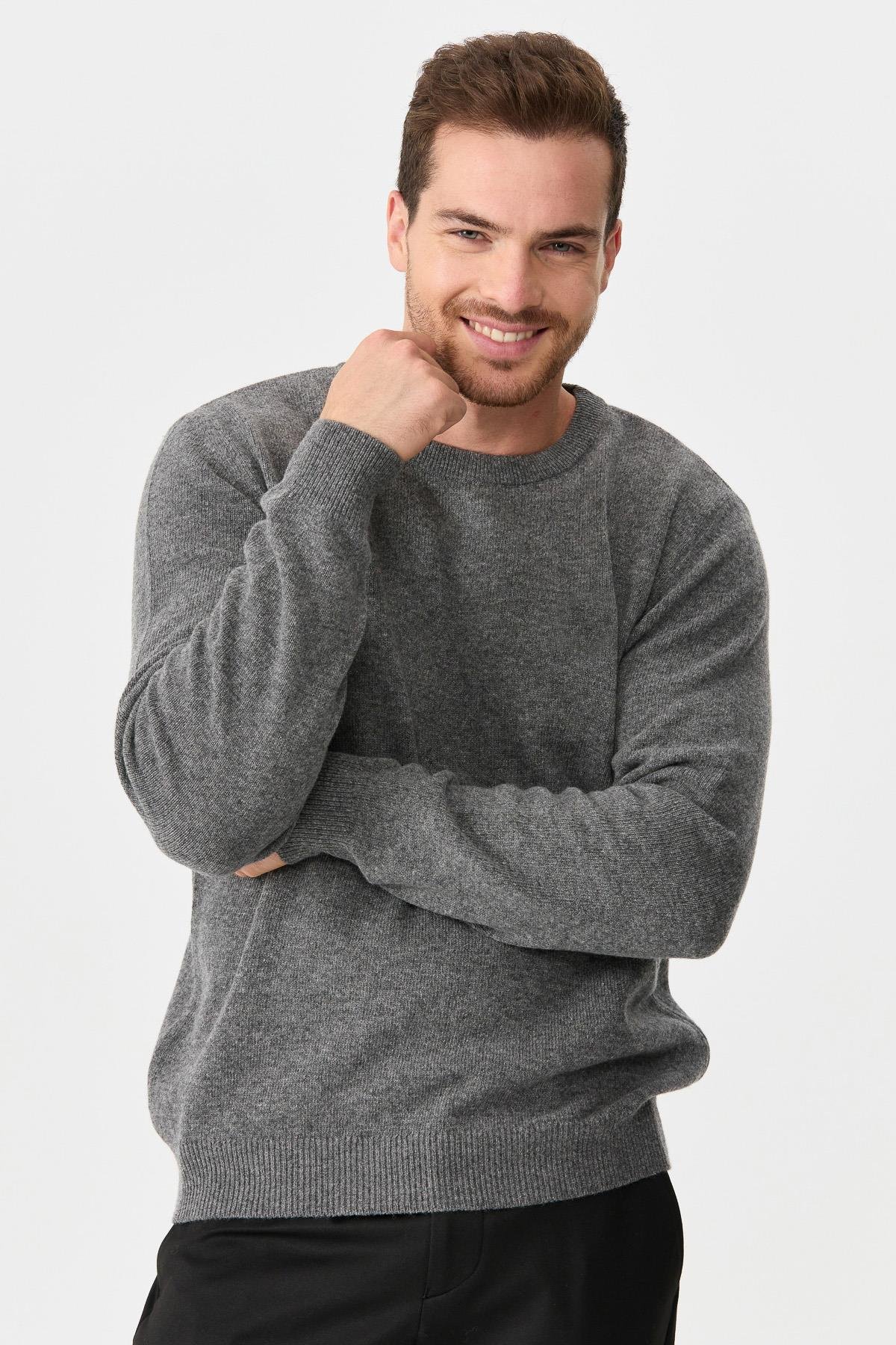 22581Мужской классический шерстяной свитер с круглым вырезом дымчатый