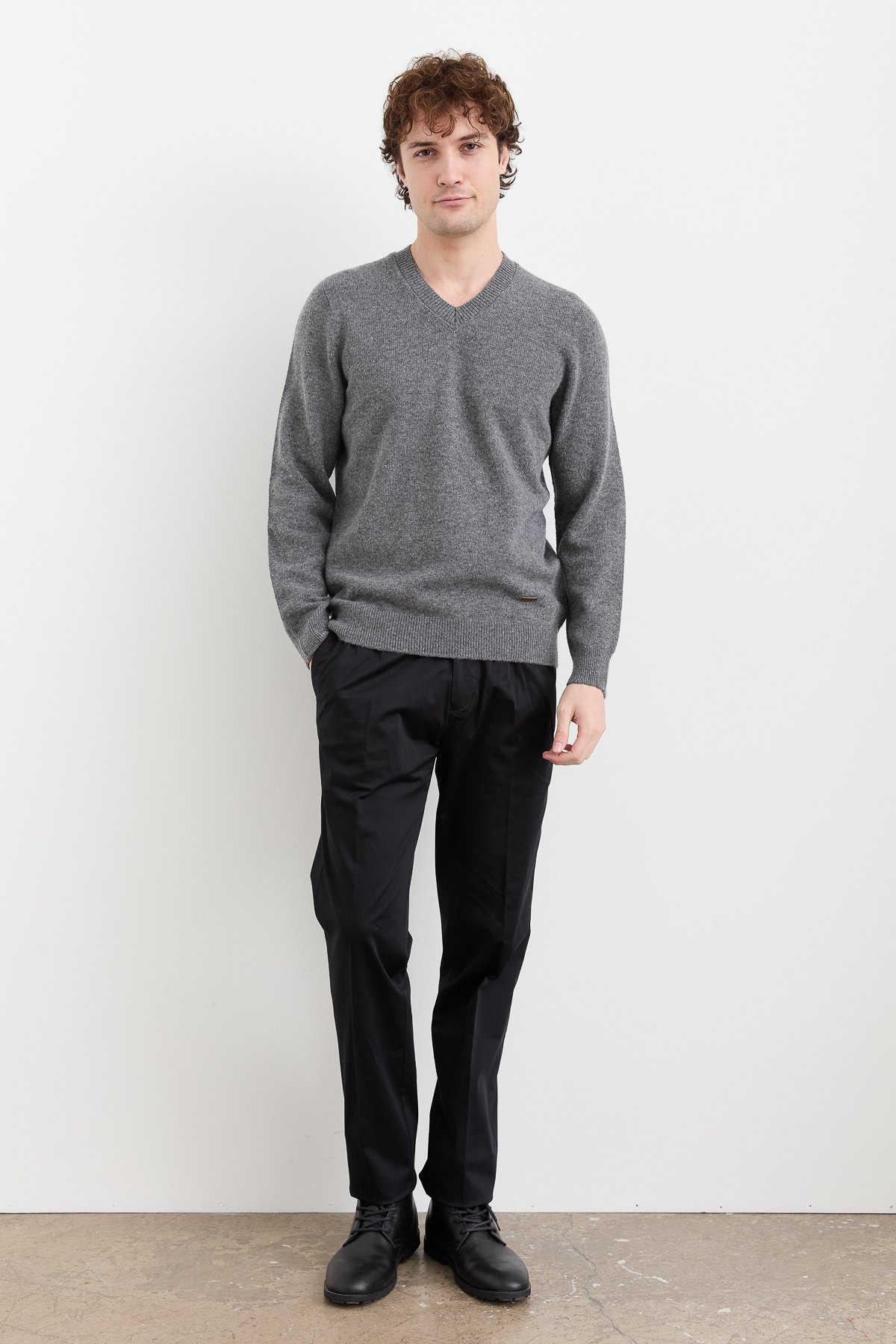 23526Erkek V Yaka Basic Yün Kazak Füme