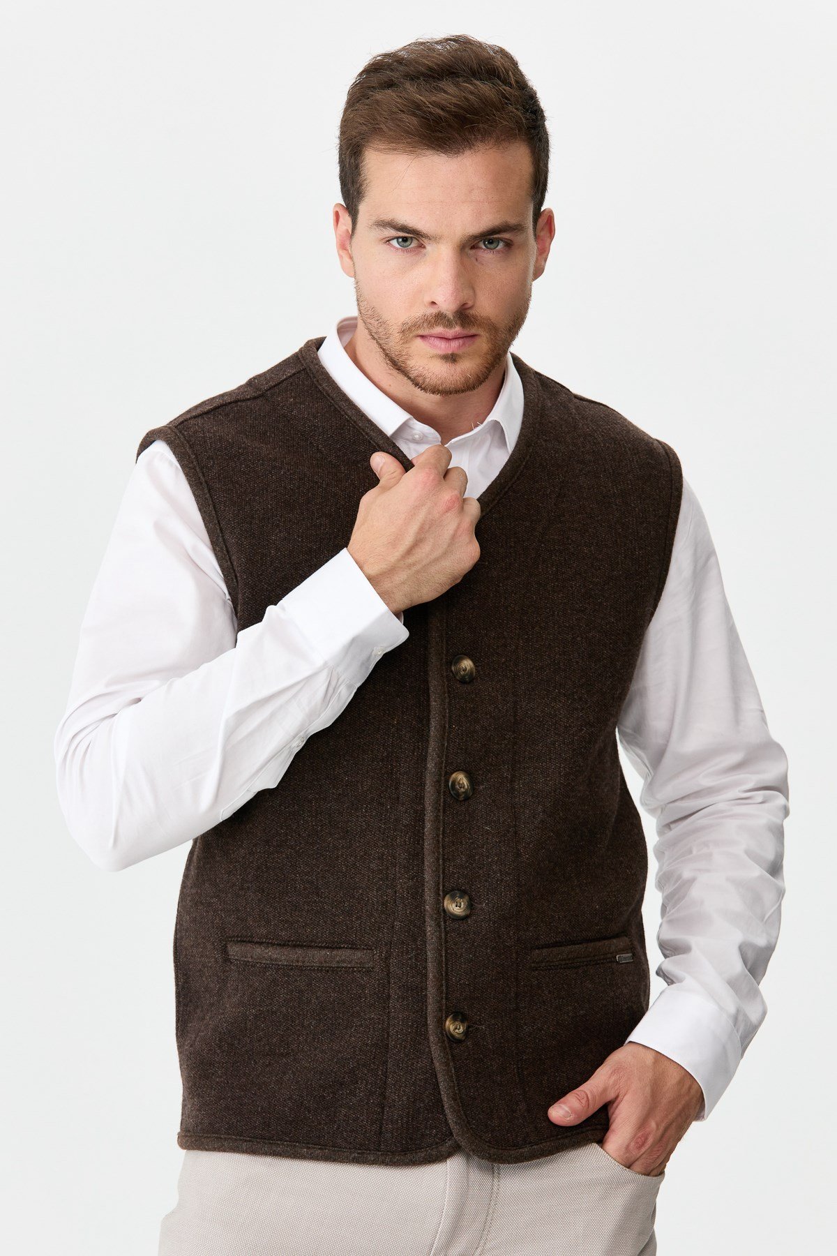 22569Erkek V Yaka Keçe Aksesuarlı Pike Dokuma Yün Yelek K.Kahve