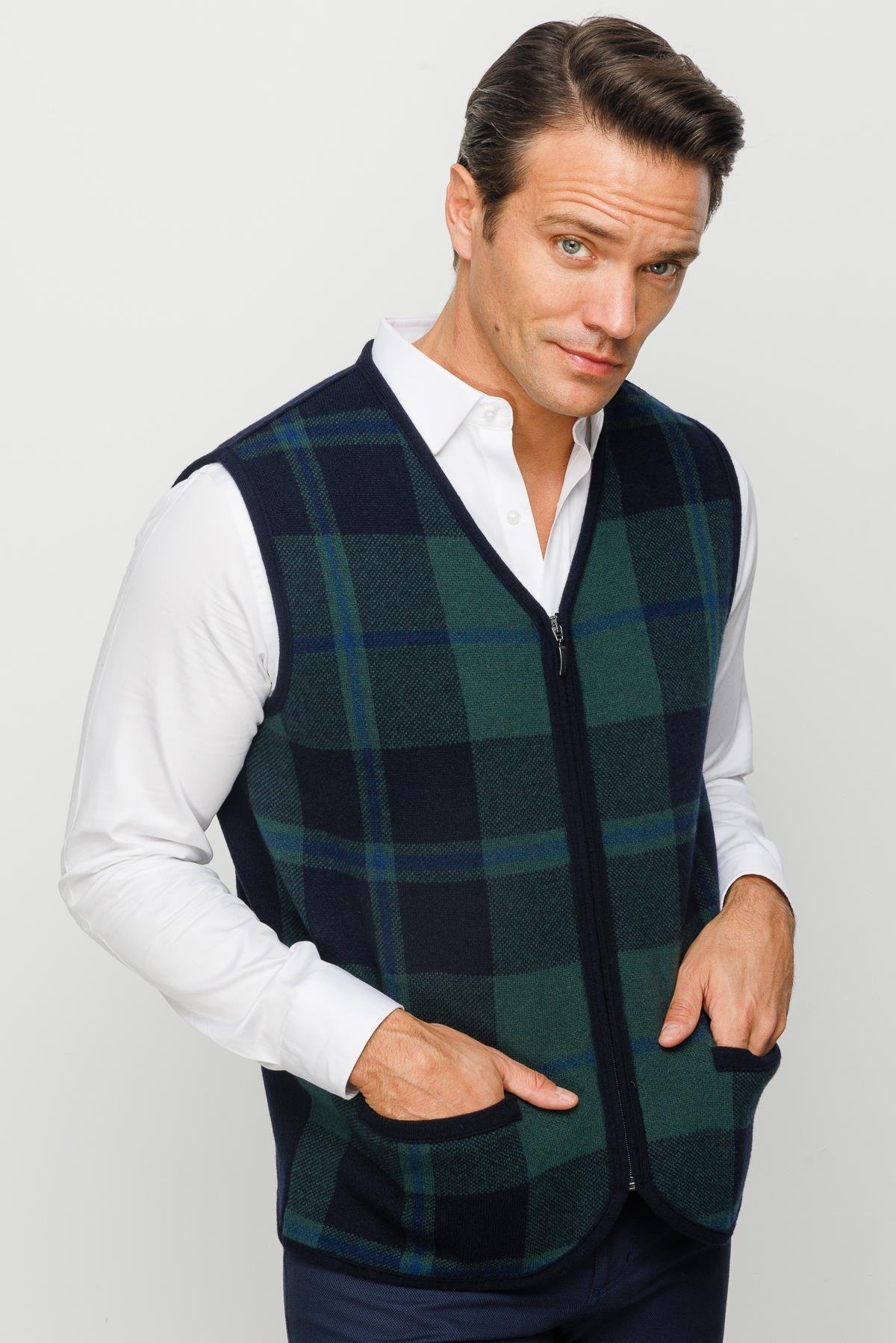 22553Erkek V Yaka Önü Kareli Yelek K.Lacivert