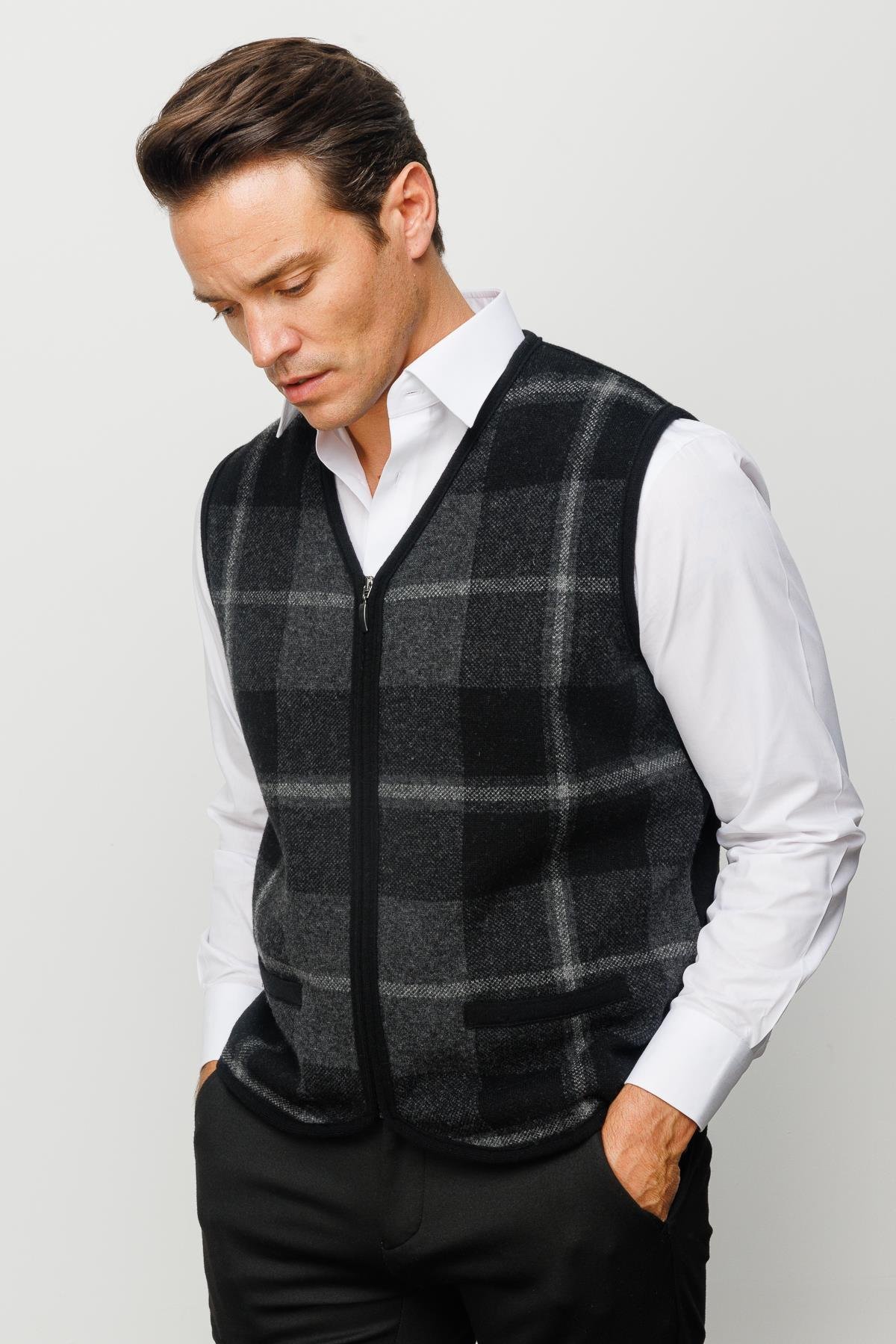 22553Erkek V Yaka Önü Kareli Yelek Siyah