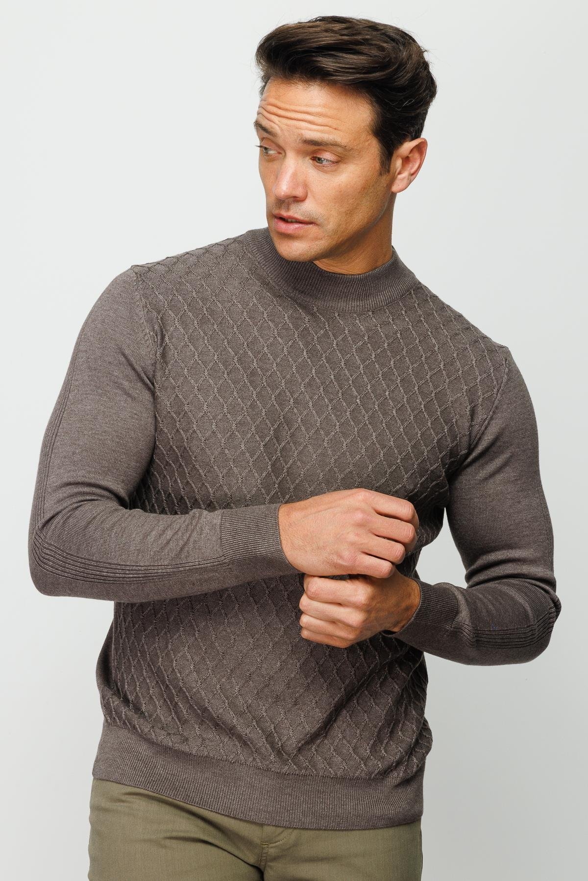 22525Erkek Yarım Balıkçı Yaka Petek Desenli Kazak A.Kahve