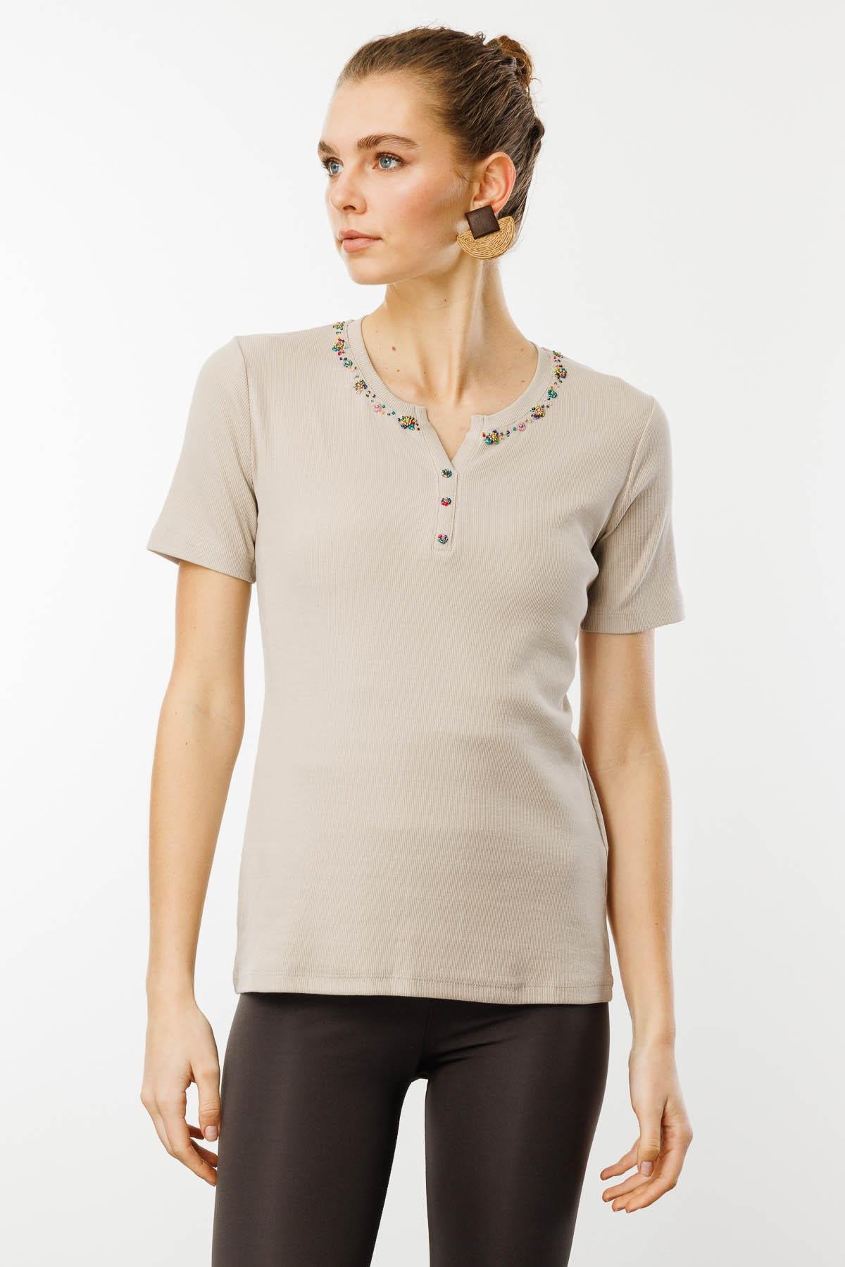 24754Kadın Açma Yaka Boncuk İşlemeli T-Shirt Bej