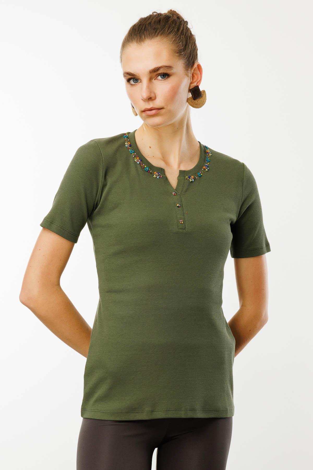 24754Kadın Açma Yaka Boncuk İşlemeli T-Shirt Haki