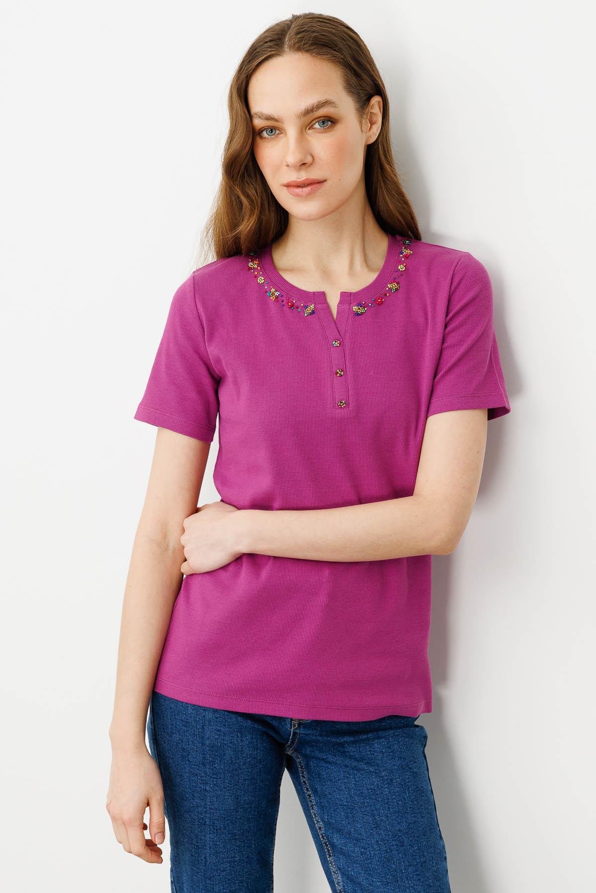 24754Kadın Açma Yaka Boncuk İşlemeli T-Shirt Sıklamen