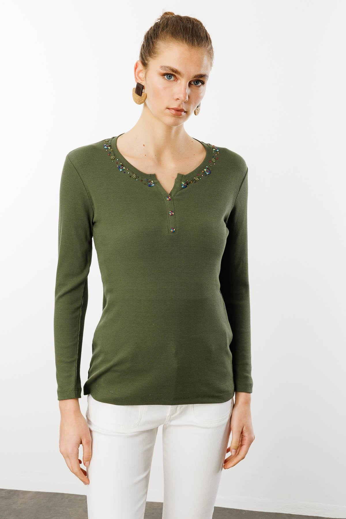 24755Kadın Açma Yaka Boncuk İşlemeli Penye Bluz Haki