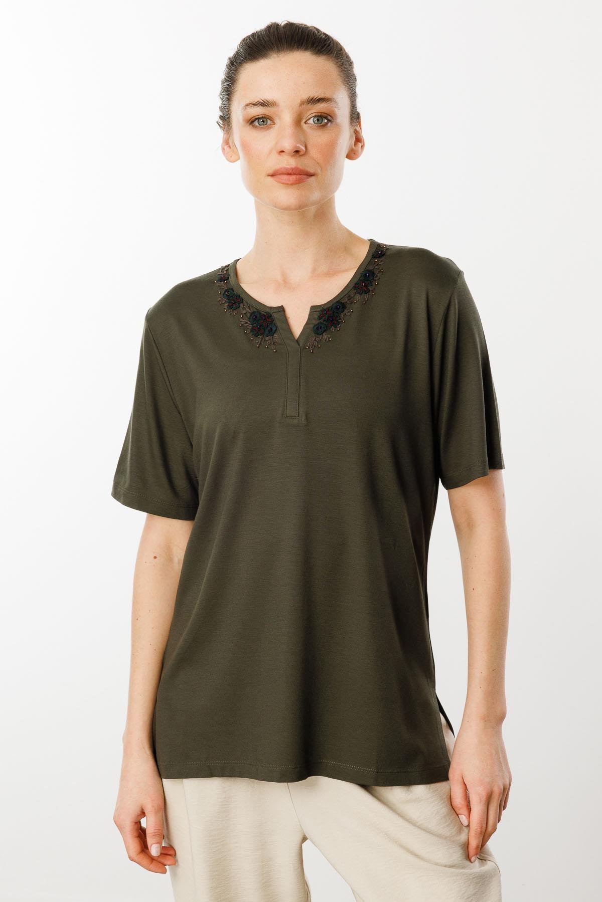 24751Kadın Açma Yaka Dantel Çiçek İşlemeli Penye T-Shirt Haki