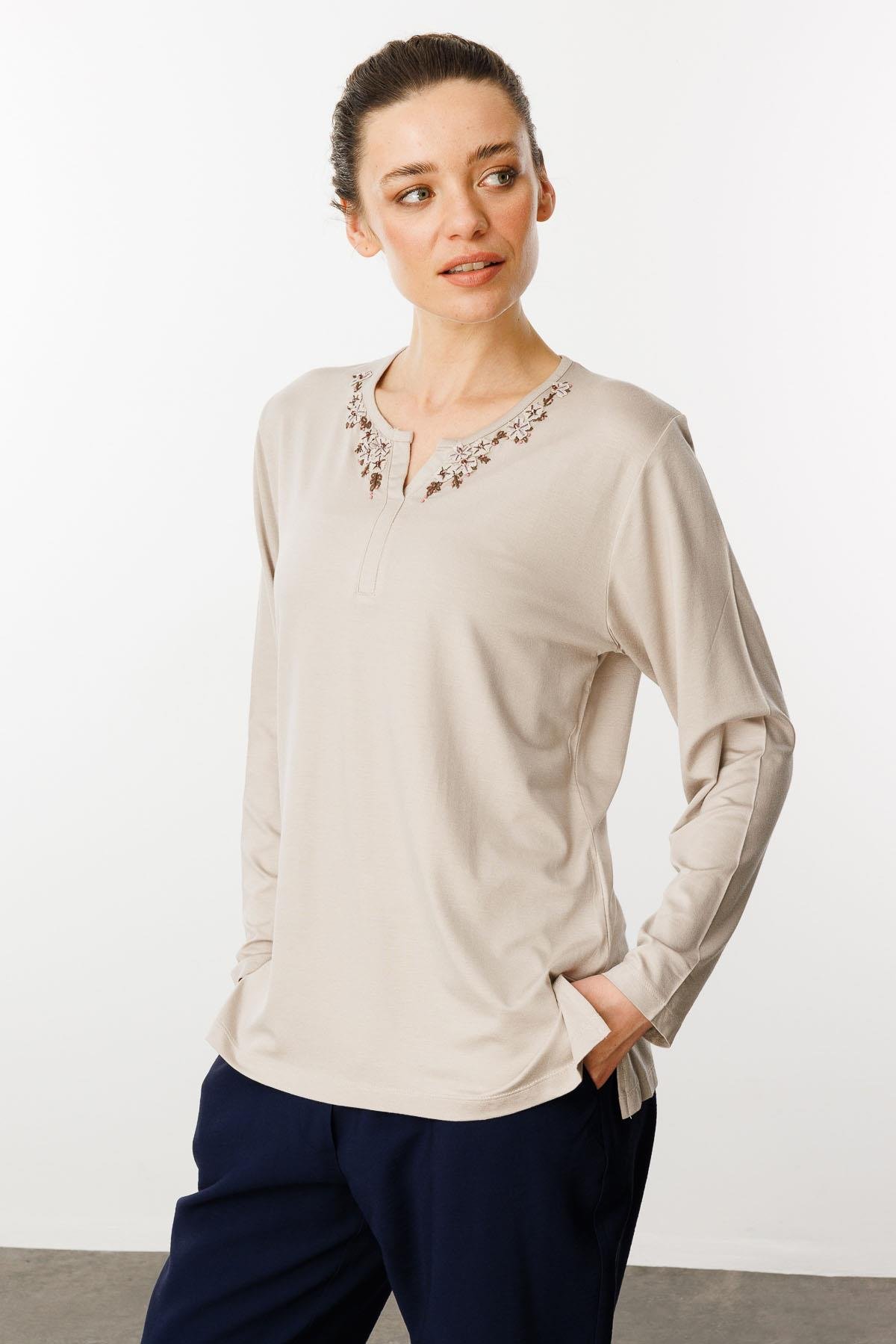 24753Kadın Açma Yaka Dantel Çiçek İşlemeli Penye Bluz Bej