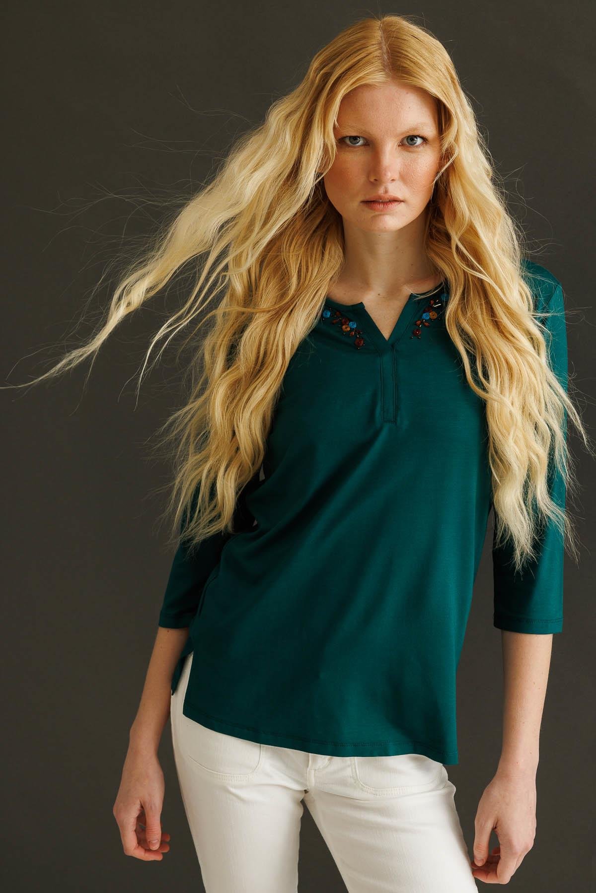 25704Kadın Açma Yaka Nakış İşlemeli Penye Bluz Yeşil