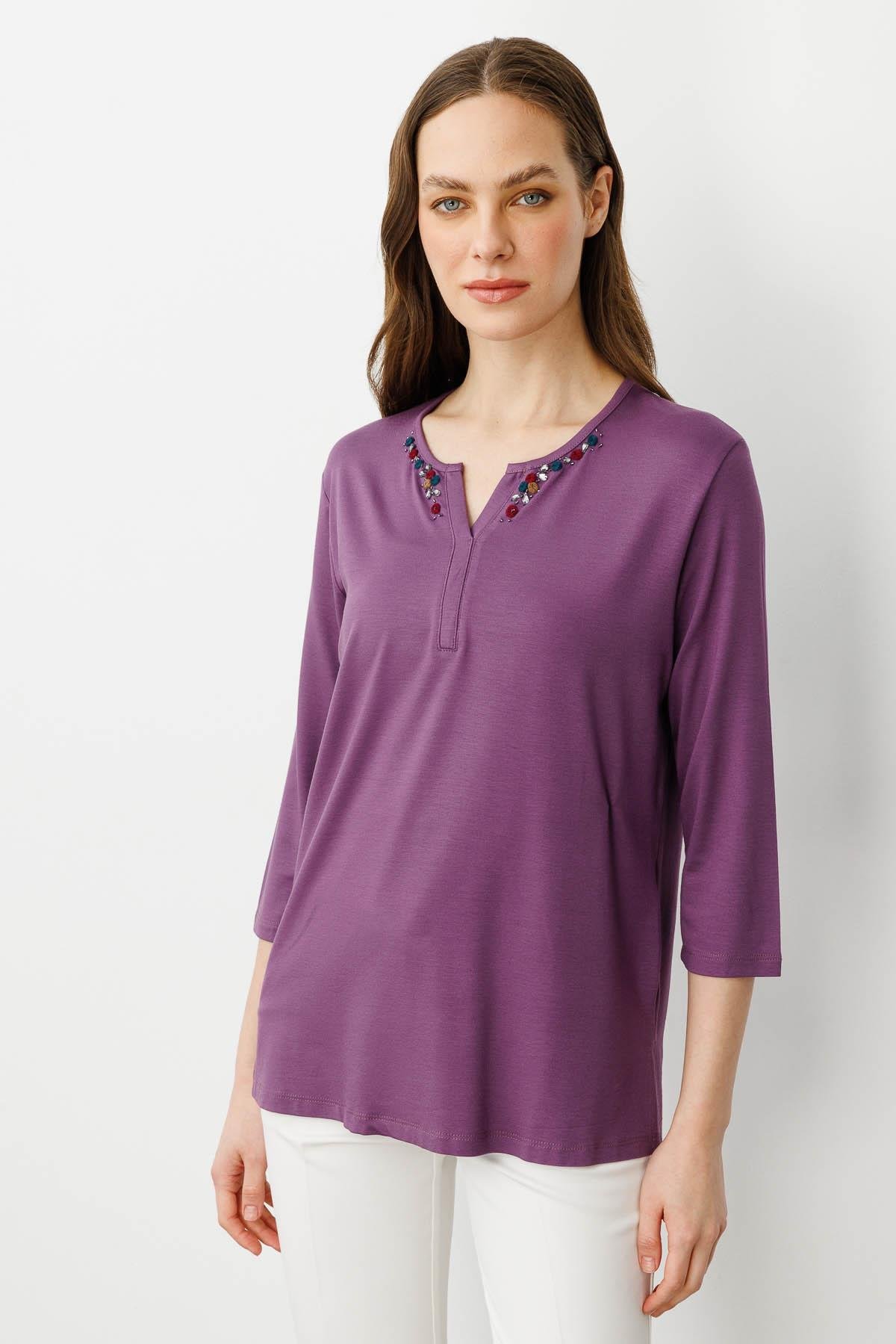 25704Kadın Açma Yaka Nakış İşlemeli Penye Bluz Lila