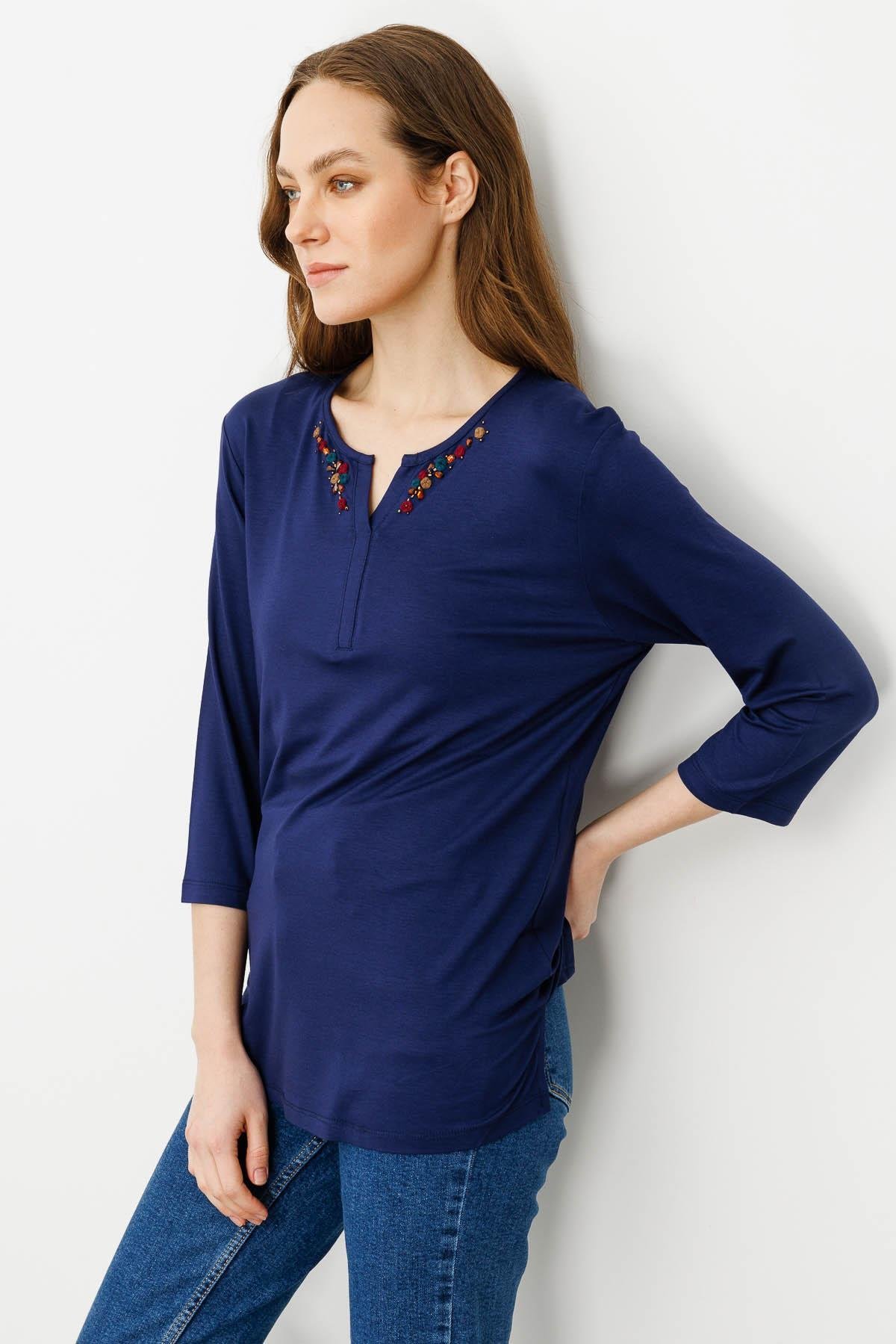 25704Kadın Açma Yaka Nakış İşlemeli Penye Bluz Lacivert