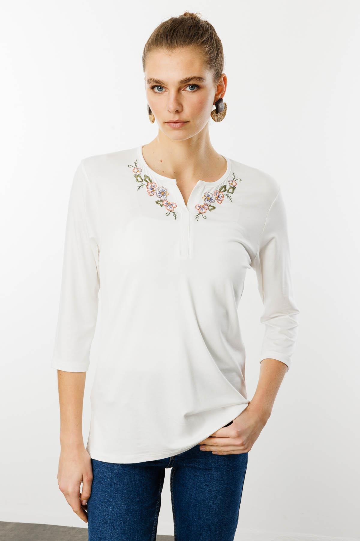 25701Kadın Açma Yaka Nakış İşlemeli Penye Bluz Ekru