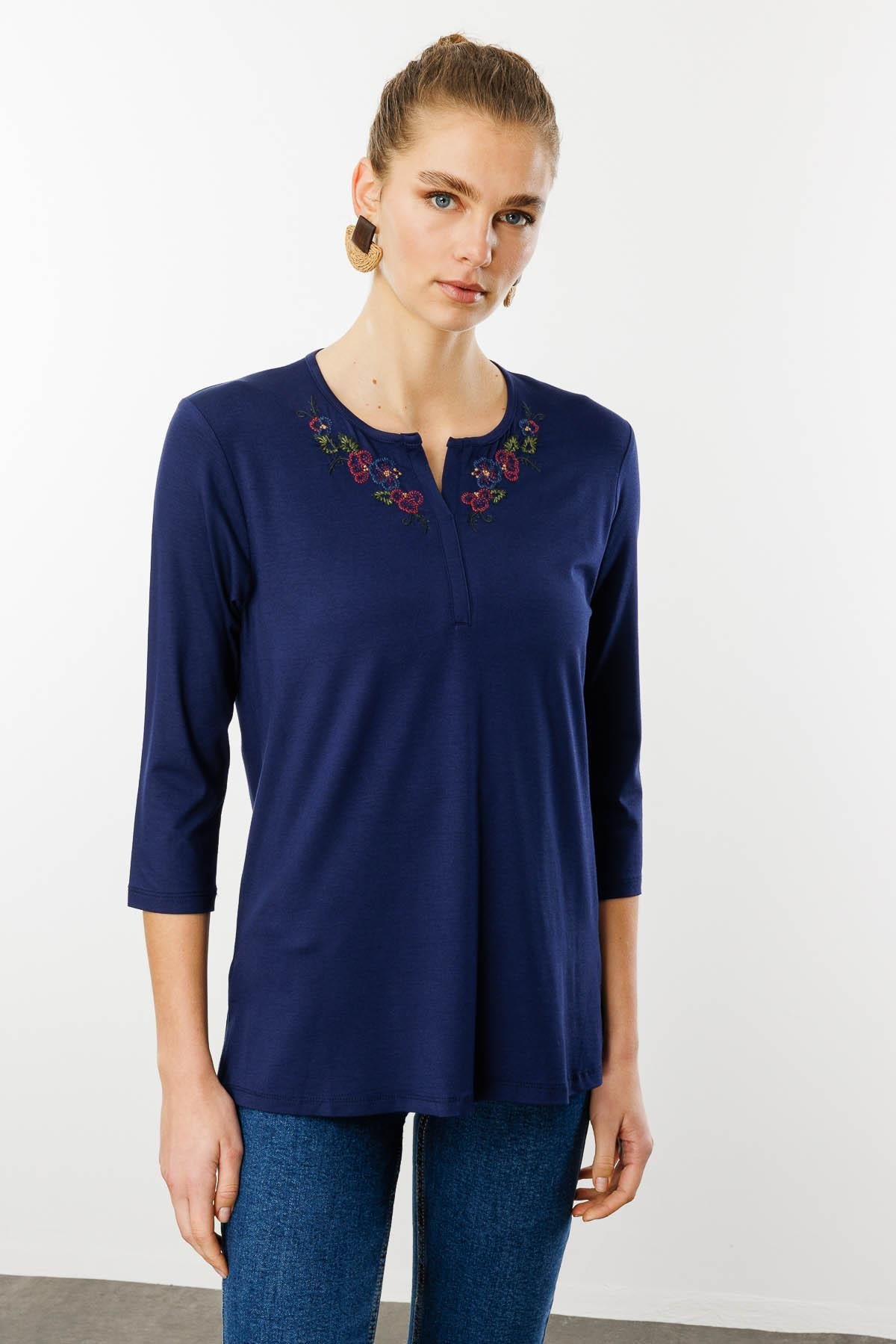 25701Kadın Açma Yaka Nakış İşlemeli Penye Bluz Lacivert