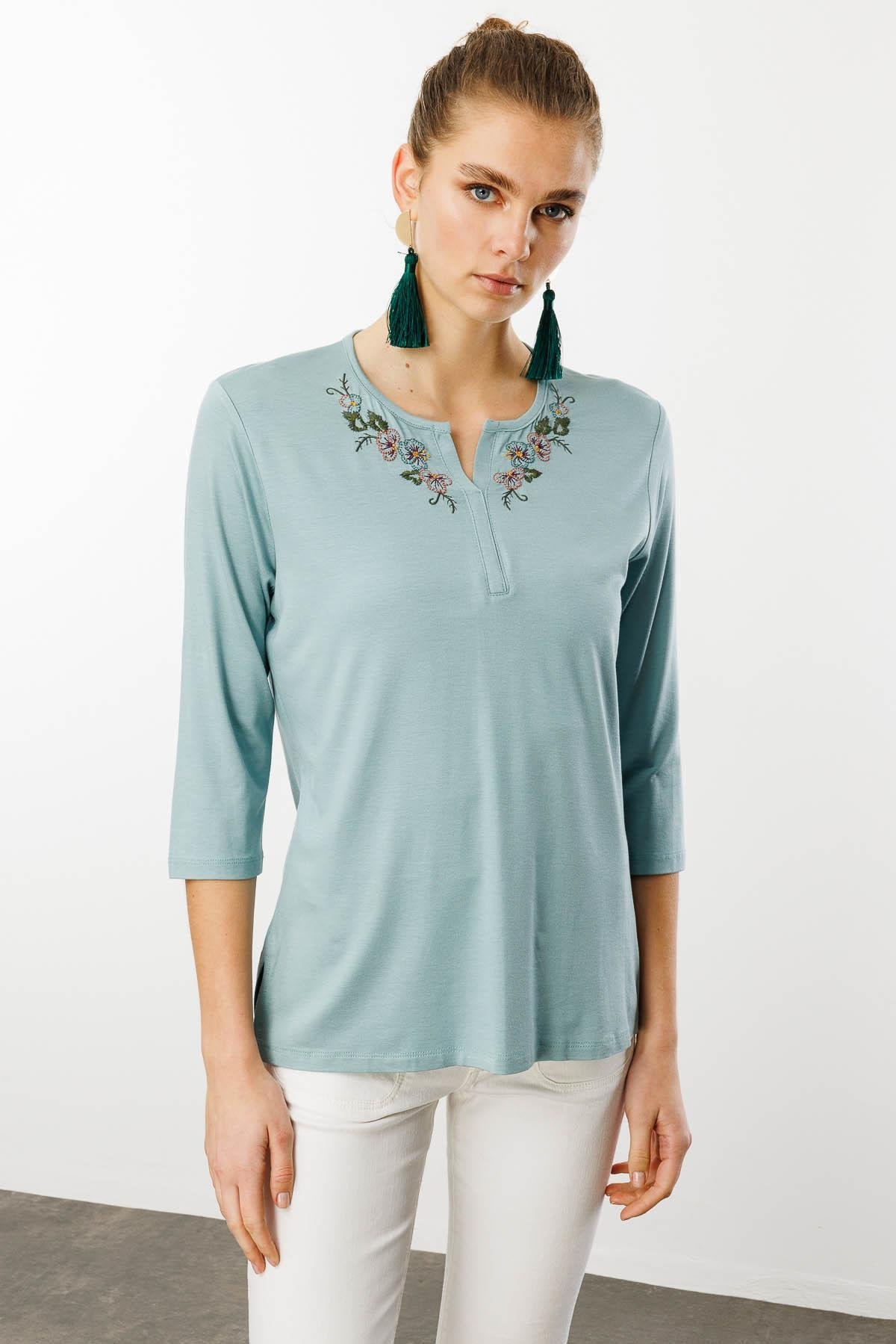 25701Kadın Açma Yaka Nakış İşlemeli Penye Bluz Mint
