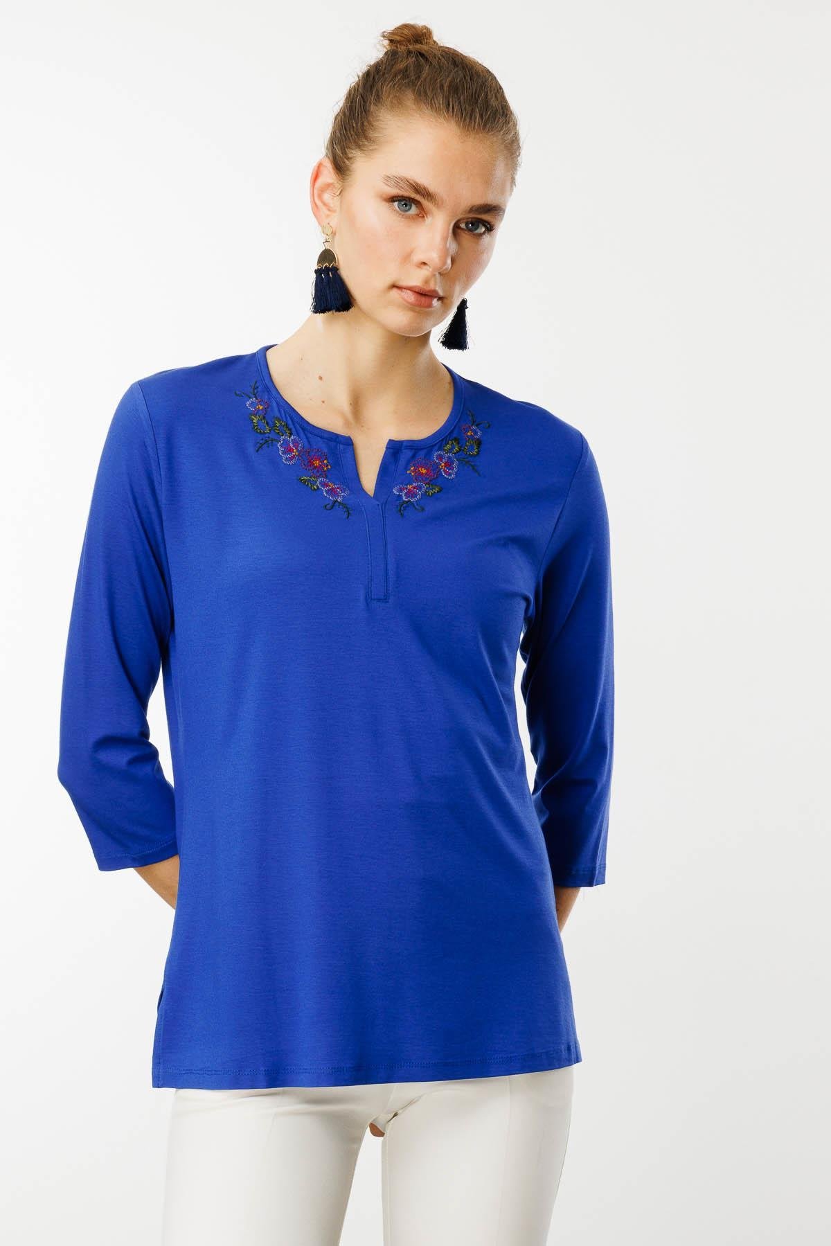 25701Kadın Açma Yaka Nakış İşlemeli Penye Bluz Saks