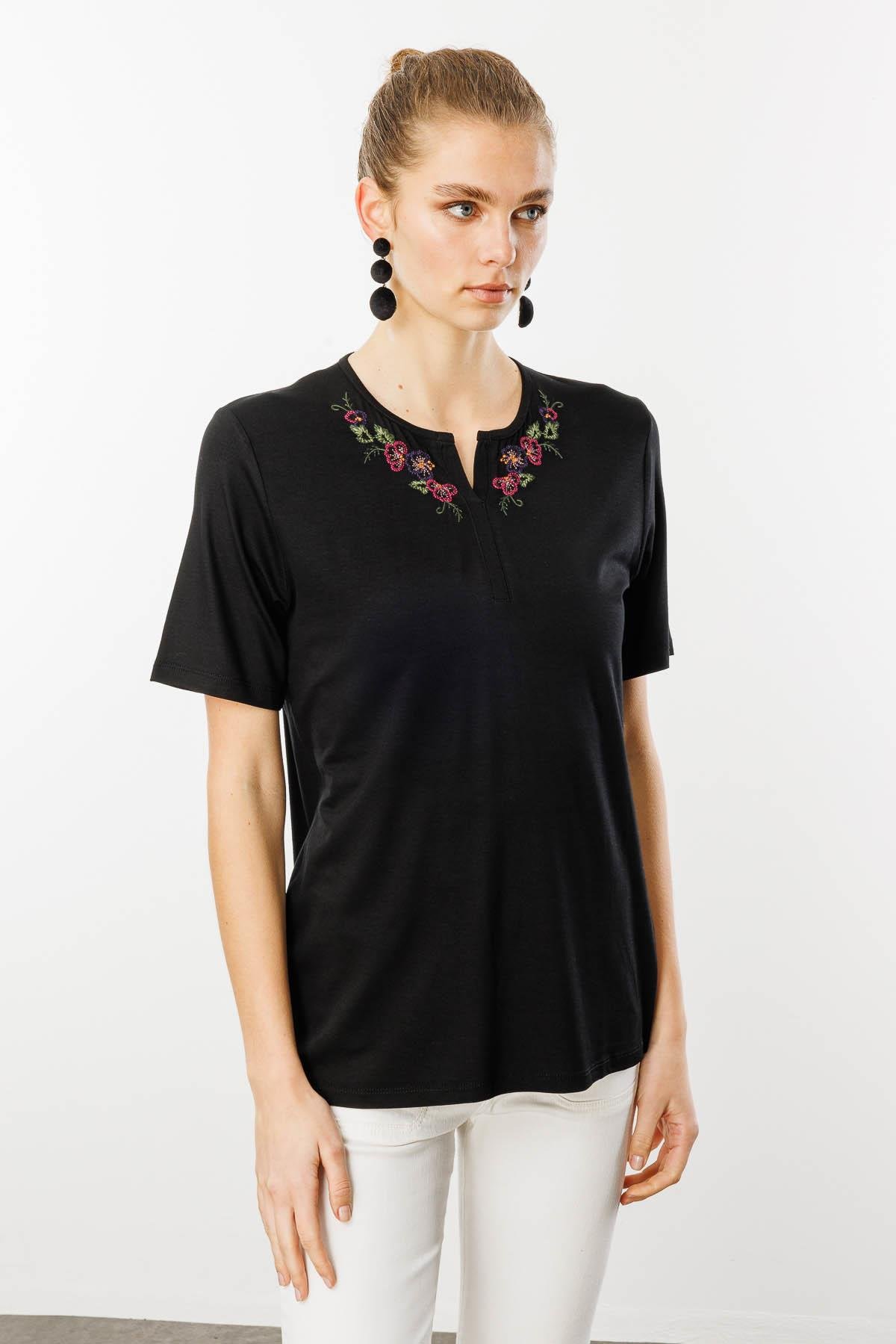 25700Kadın Açma Yaka Nakış İşlemeli Penye T-shirt Siyah