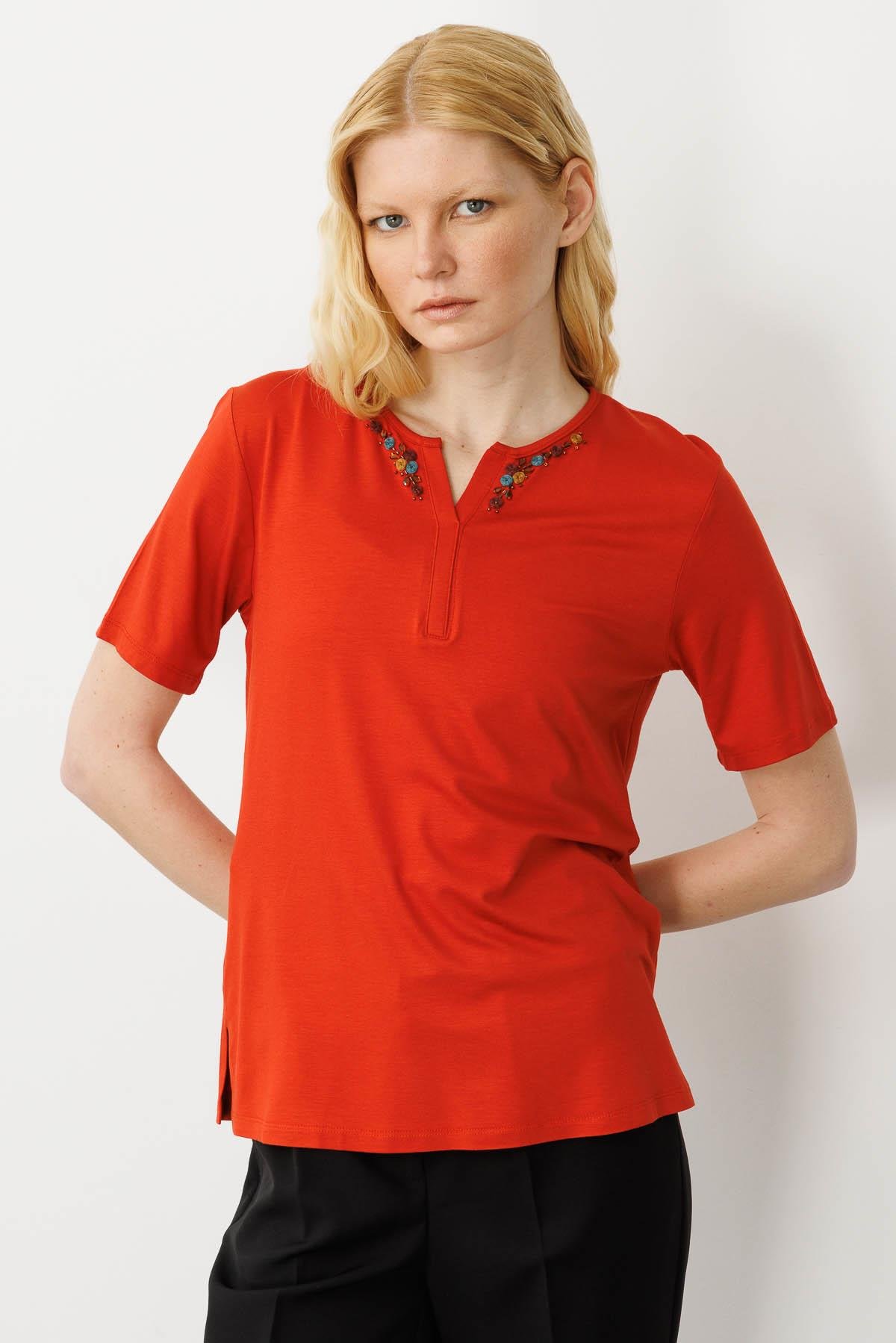 25703Kadın Sıfır Yaka Nakış İşlemeli T-shirt Oranj