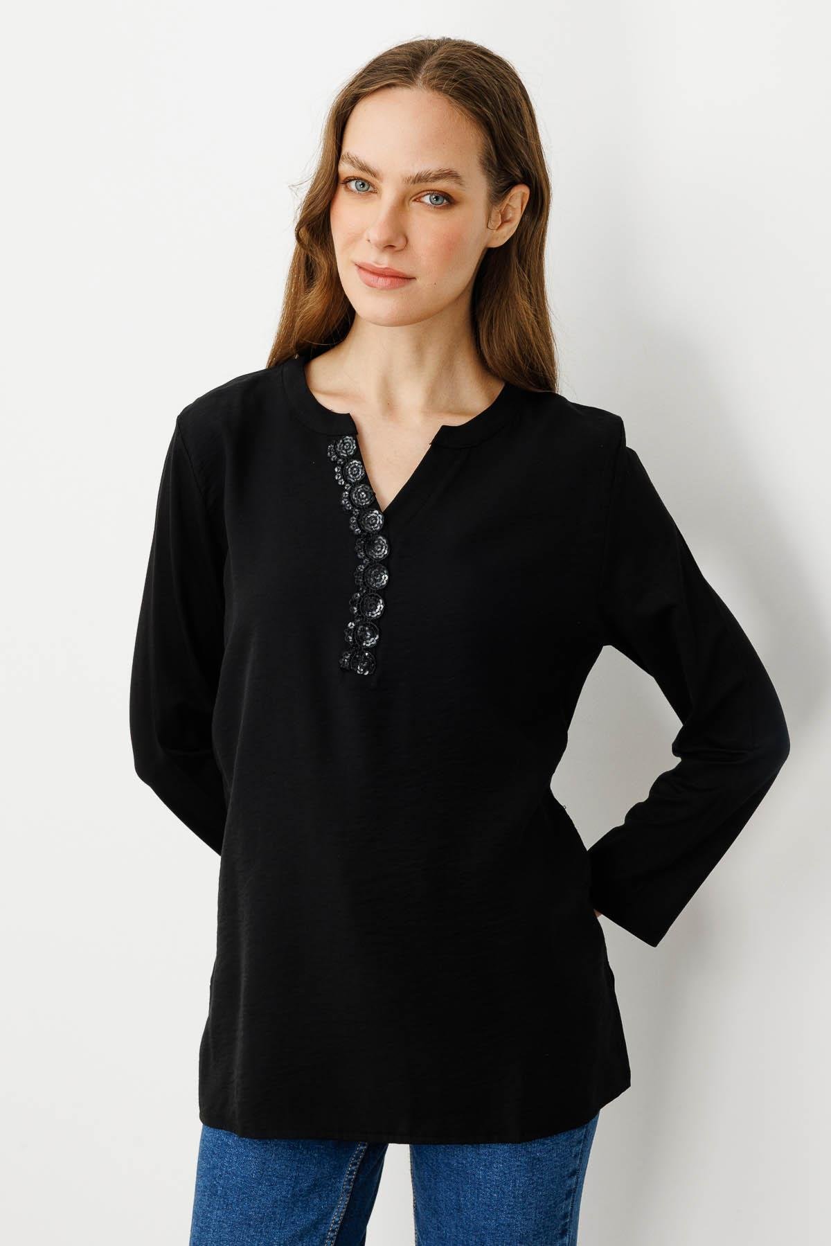 25766Kadın Açma Yaka Yakası Payet İşlemeli Bluz Siyah