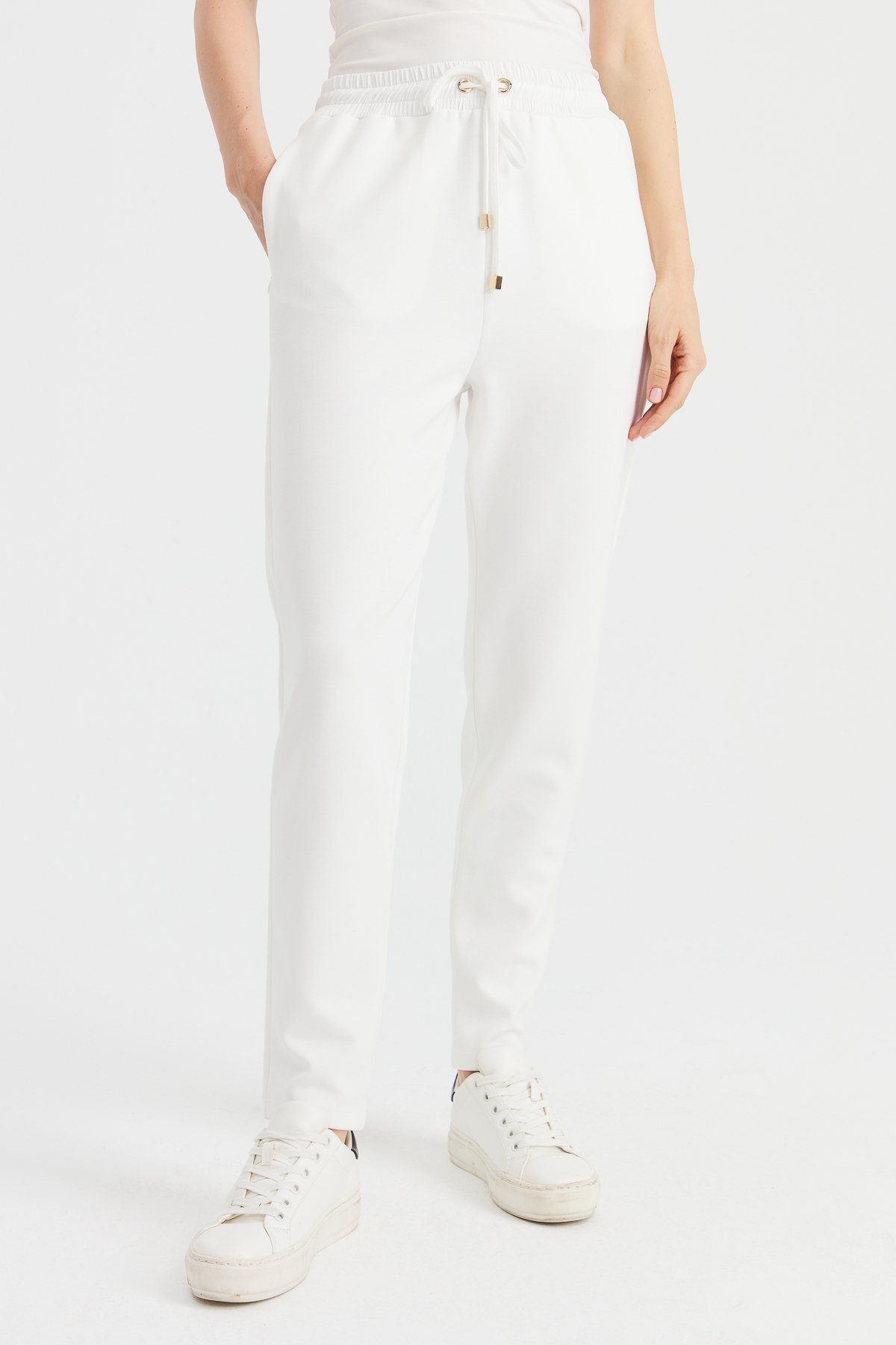 Женские спортивные брюки со шнуровкой на талии и карманами