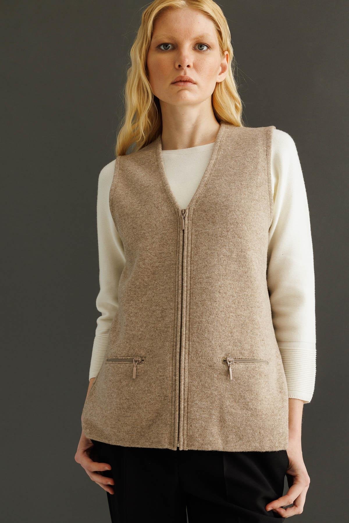 22003Kadın Çelik Örgü Cebi Fermuarlı Düz Triko Yelek K.Bej