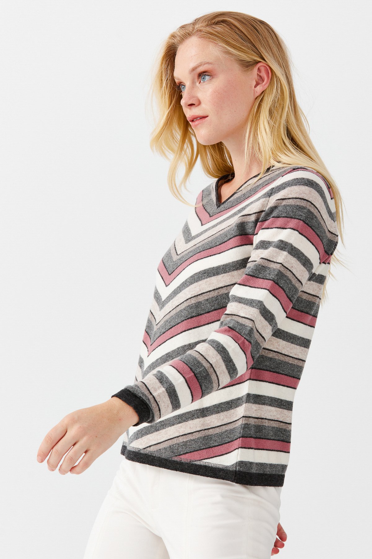 22294Женский шерстяной свитер с V-образным вырезом темно-серый