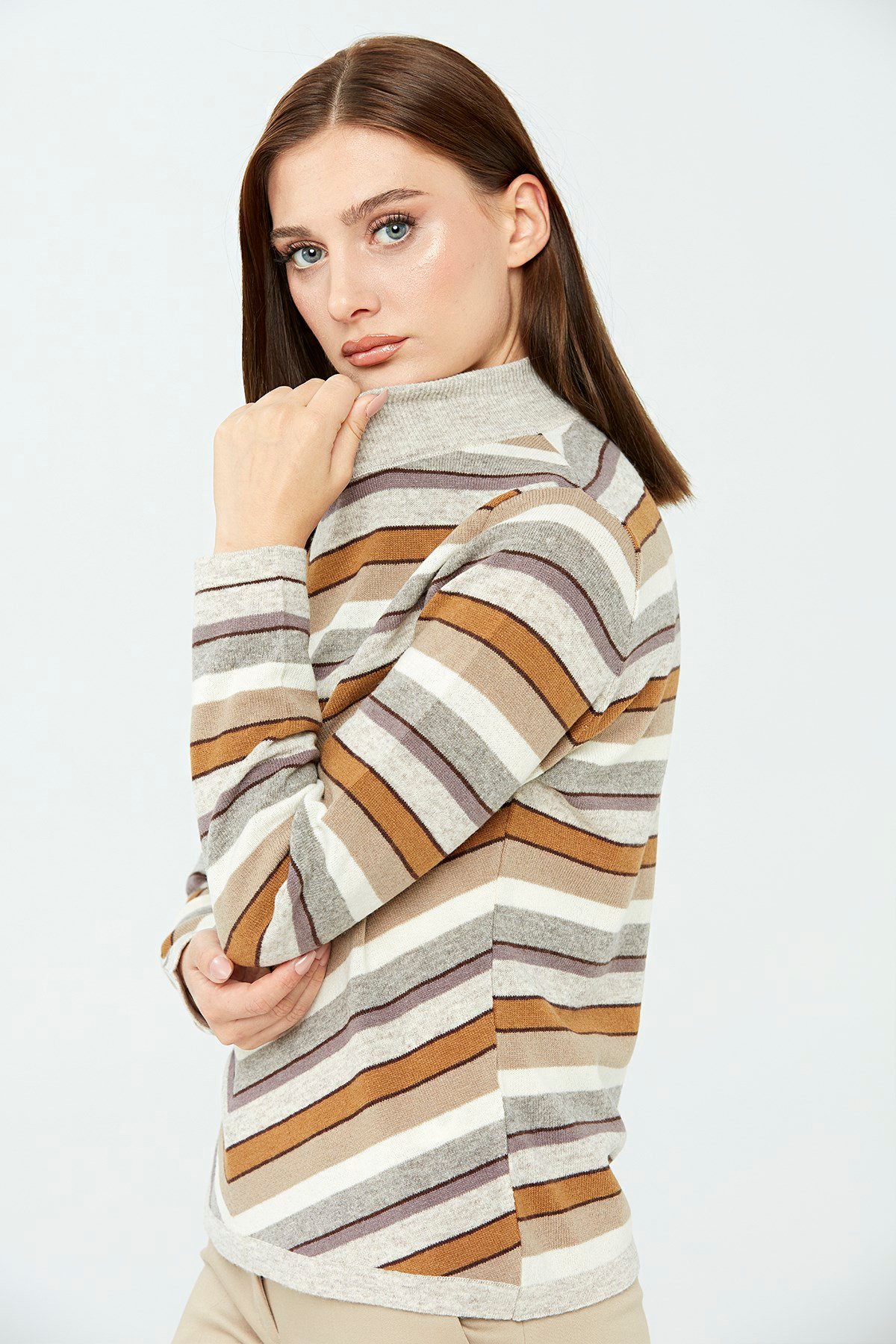 Женский шерстяной свитер светло-бежевый