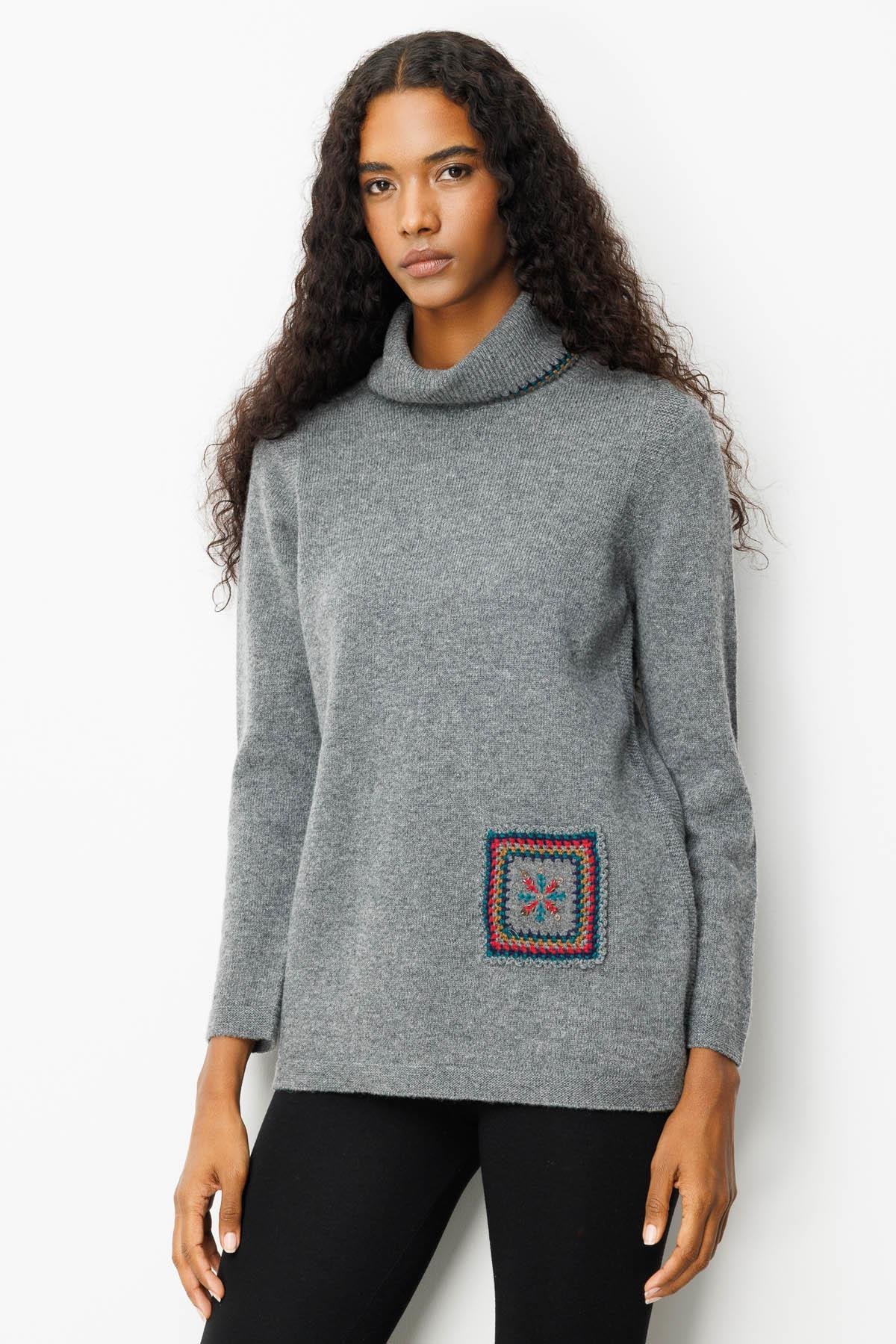 25202Kadın Degaje Yaka Cebi ve Yakası Tığlamalı Yün Kazak Füme