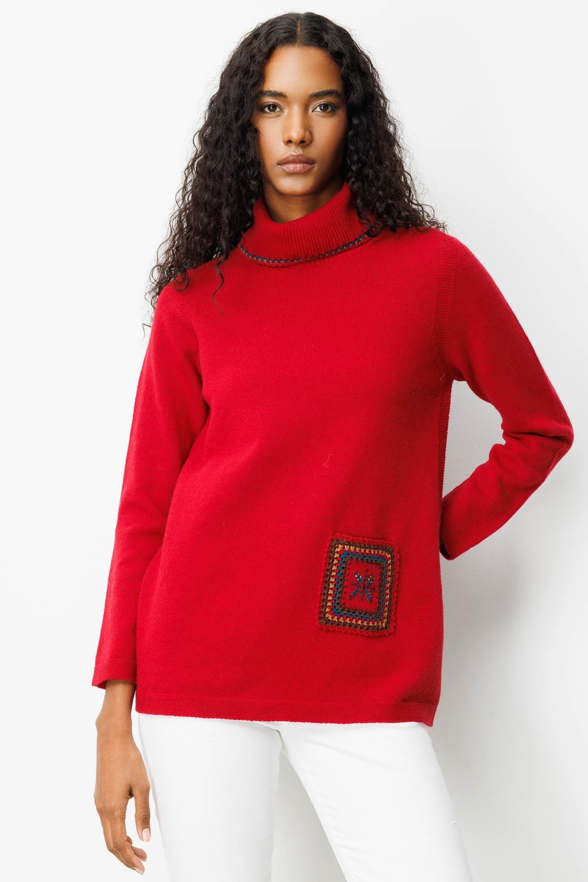 25202Kadın Degaje Yaka Cebi ve Yakası Tığlamalı Yün Kazak K.Kırmızı