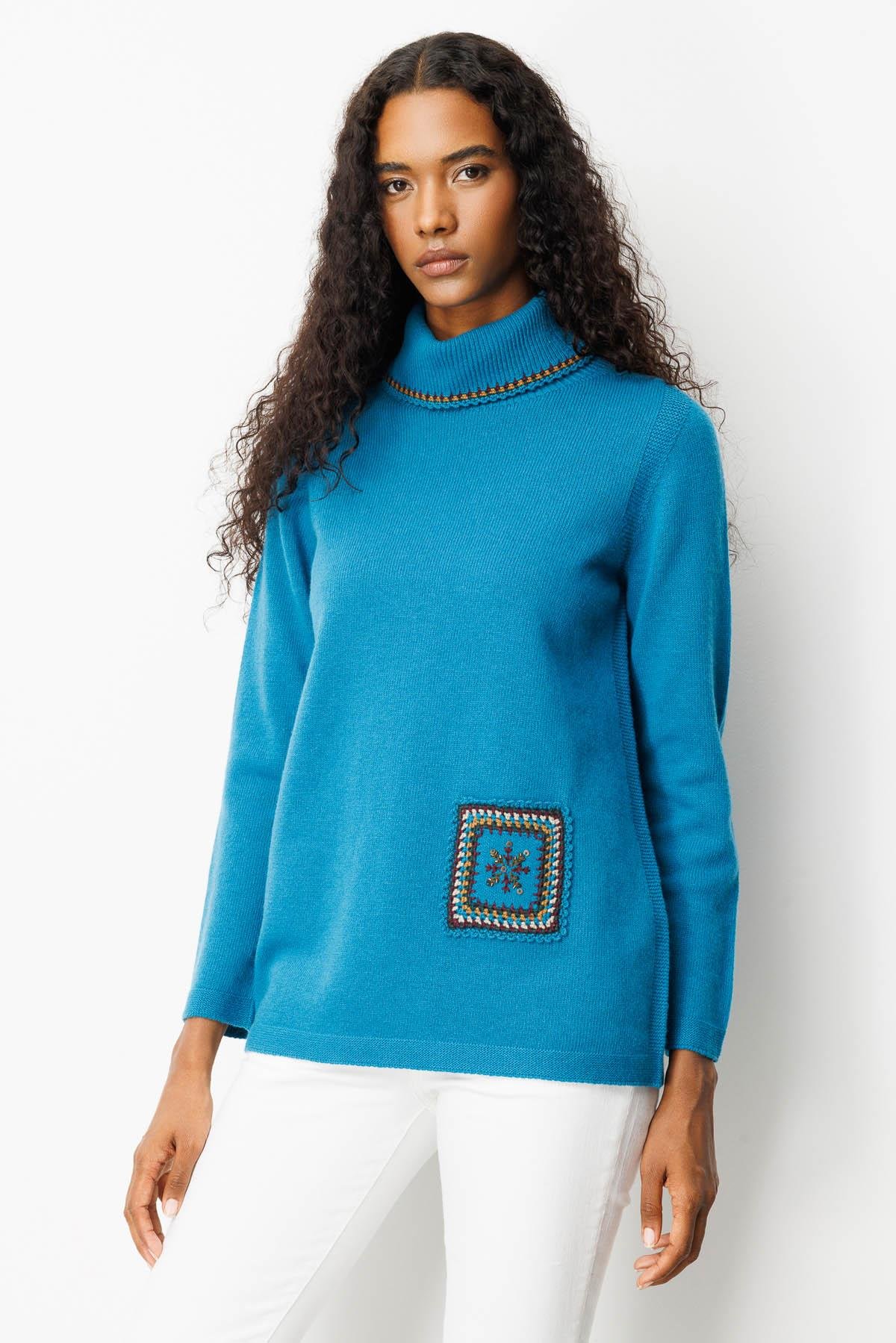 25202Kadın Degaje Yaka Cebi ve Yakası Tığlamalı Yün Kazak A.Petrol