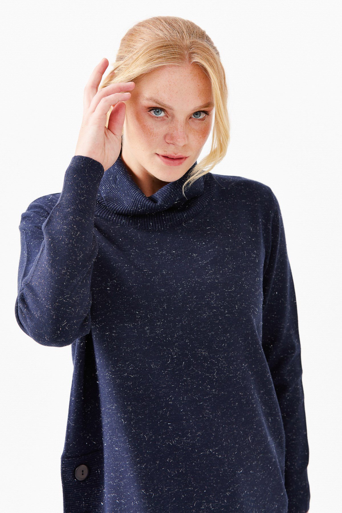 22362Женская туника с вырезом хомут и люрексом синяя