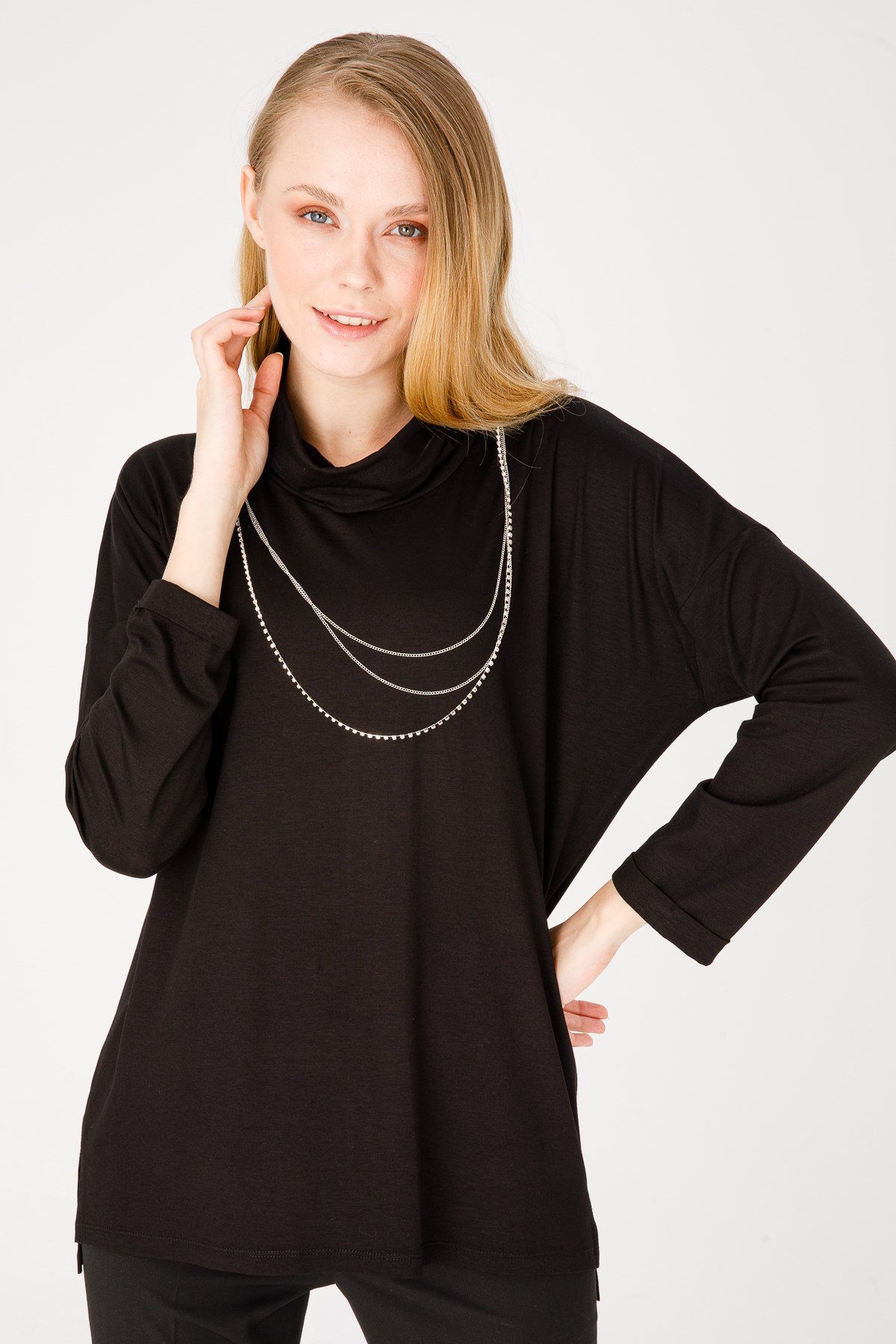 KADIN DEGAJE YAKA UZUN KOL METAL KOLYELİ PENYE BLUZ SİYAH