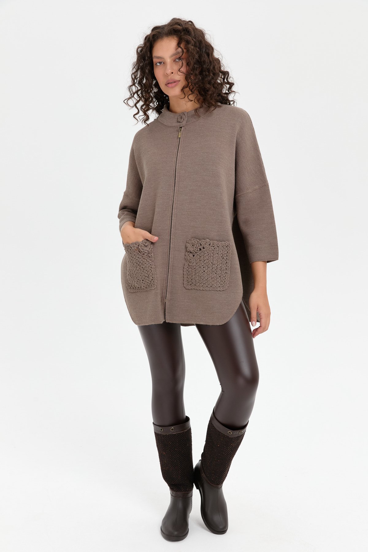 24059Kadın Dik Yaka Cebi Gül İşlemeli Fermuarlı Kısa Panço Vizon