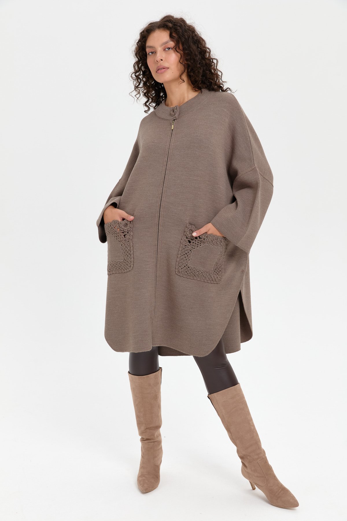 24060Kadın Dik Yaka Cebi Gül İşlemeli Fermuarlı Panço Vizon