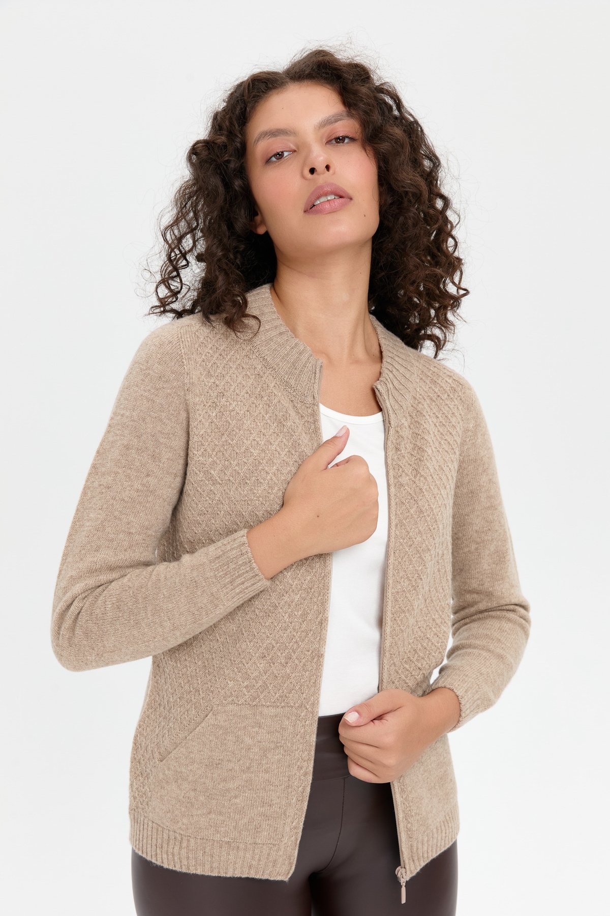 24218Kadın Dik Yaka Dikişsiz Önü Fermuarlı Yün Hırka K.Bej