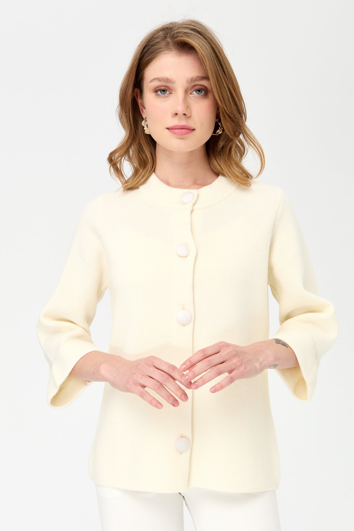 22170Женское пальто с воротником-стойкой, молочное