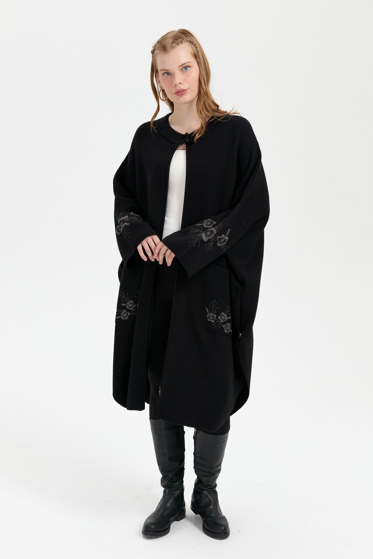 24057Kadın Dik Yaka Kolu ve Cebi İşlemeli Panço Siyah