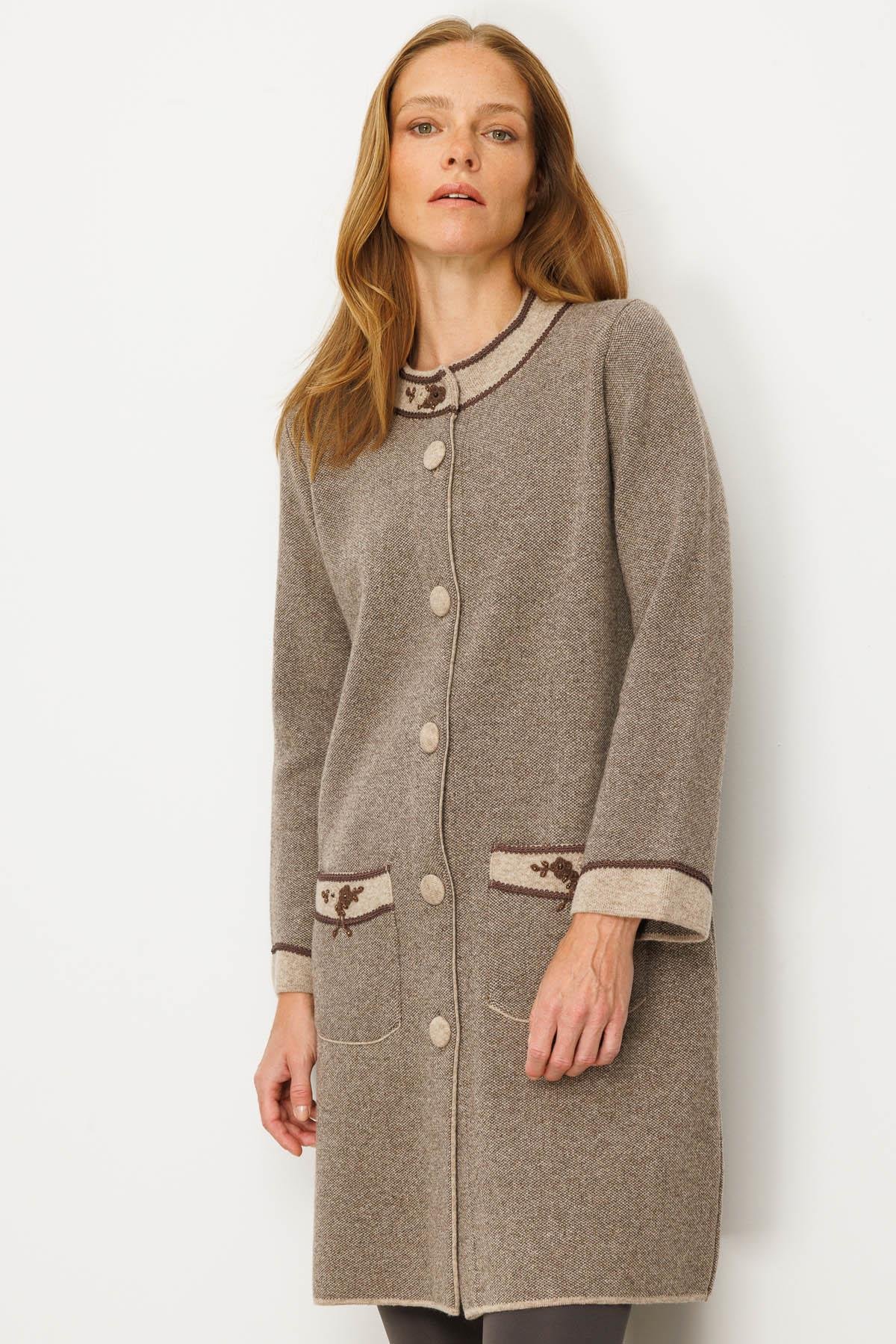 25034Kadın Dik Yaka Kolu ve Cebi Nakış İşlemeli Uzun Yün Kaban K.Bej