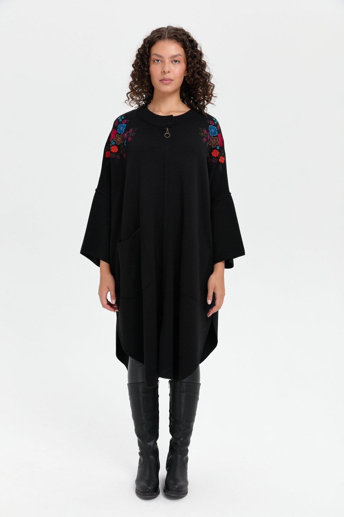 24056Kadın Dik Yaka Omuzları İşlemeli Fermuarlı Panço Siyah