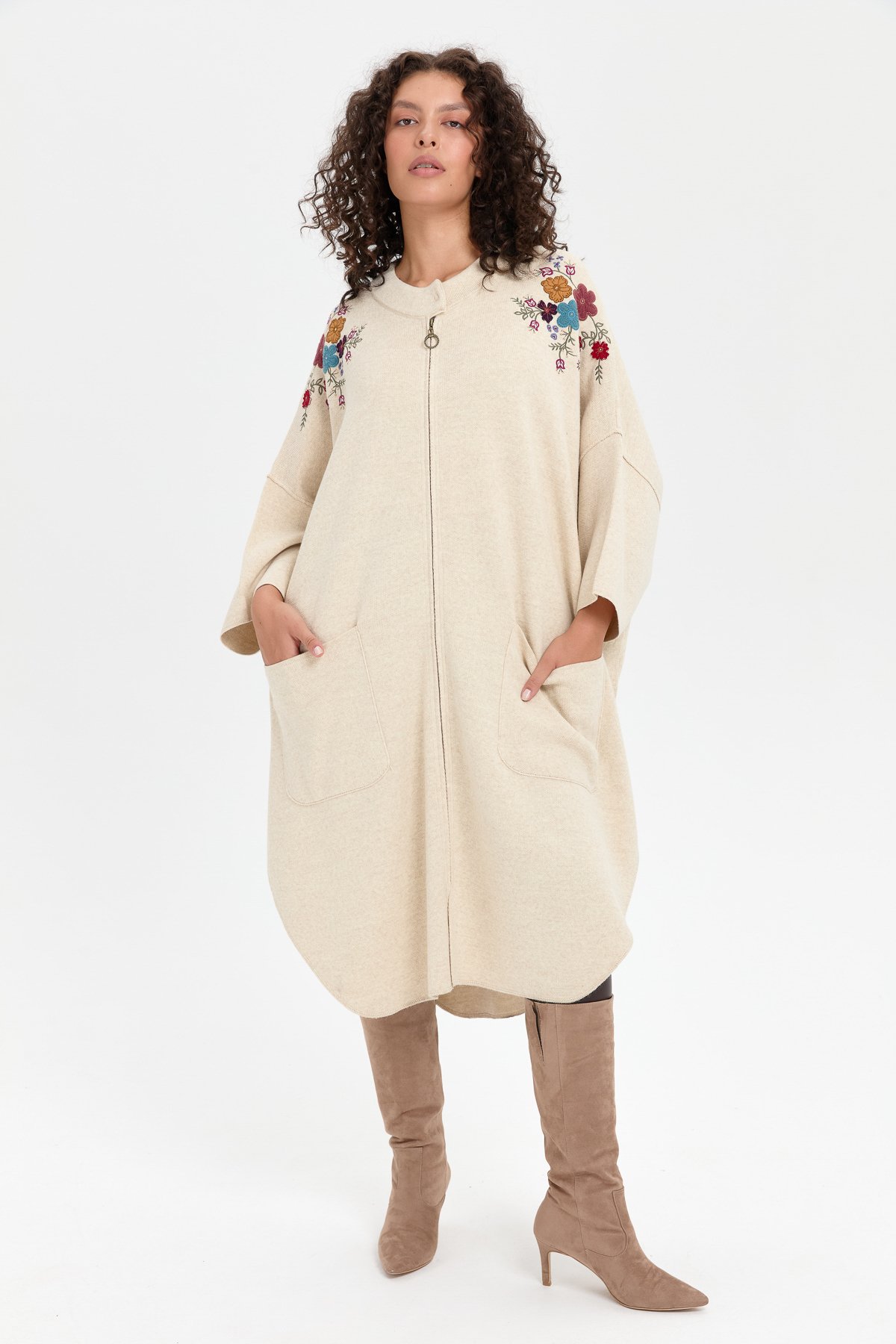 24056Kadın Dik Yaka Omuzları İşlemeli Fermuarlı Panço T.Melanj