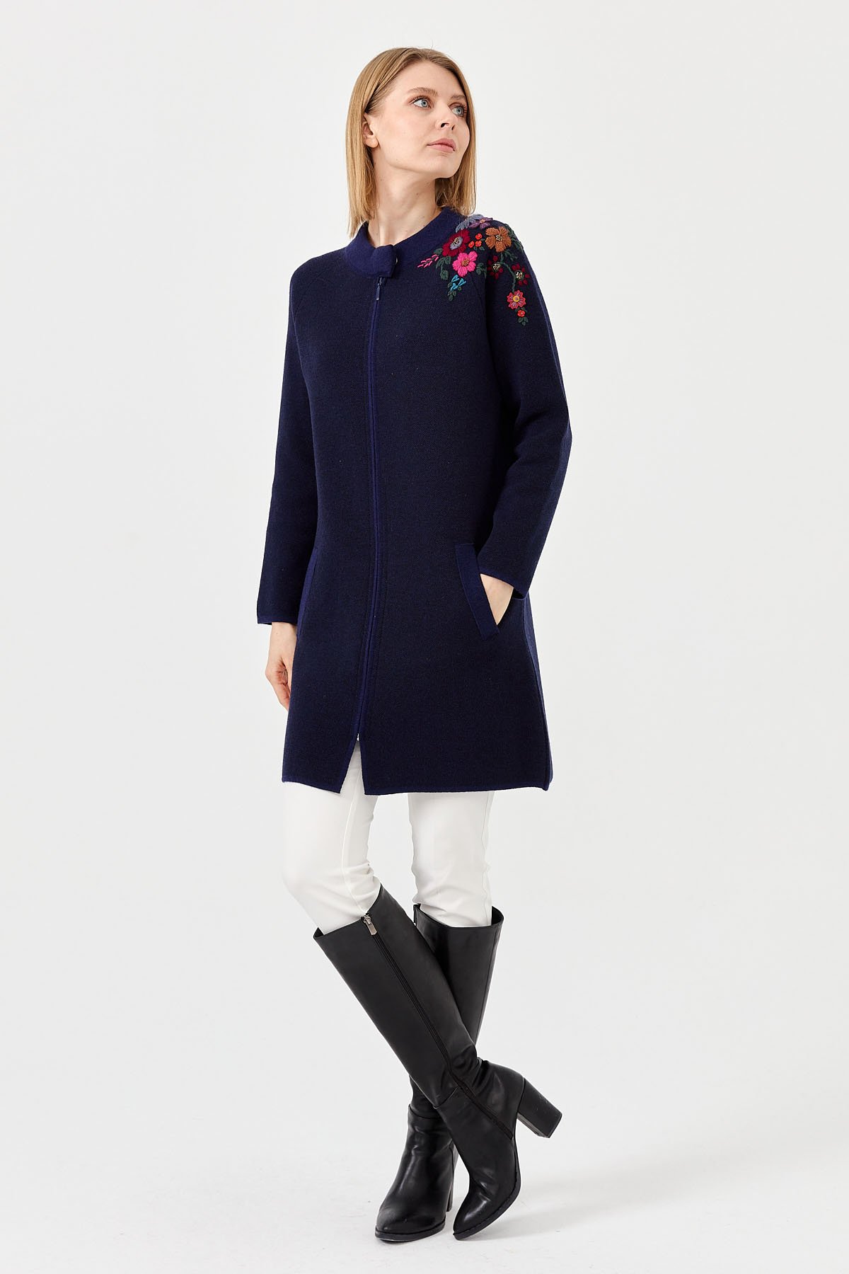 22010Женское длинное пальто с вышивкой на плечах и воротником-стойкой синее 