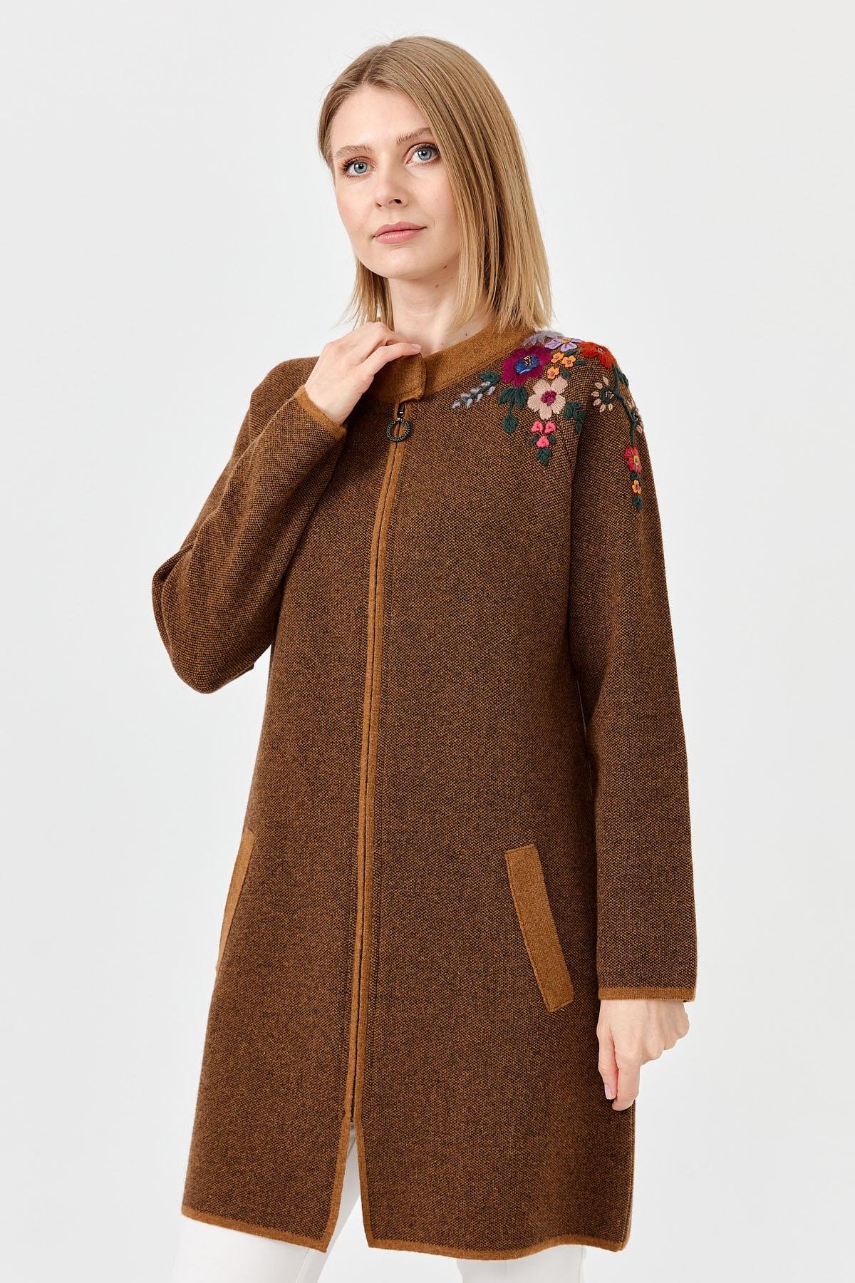 22010Kadın Dik Yaka Omuzu Nakış İşlemeli Uzun Yün  Kaban K.taba