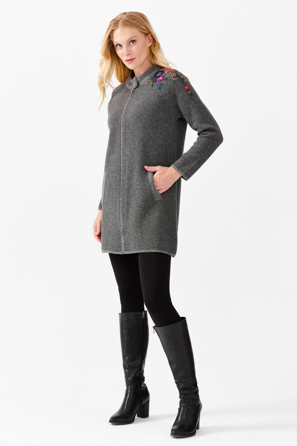 22010Женское длинное пальто с вышивкой на плечах и воротником-стойкой дымчатое 