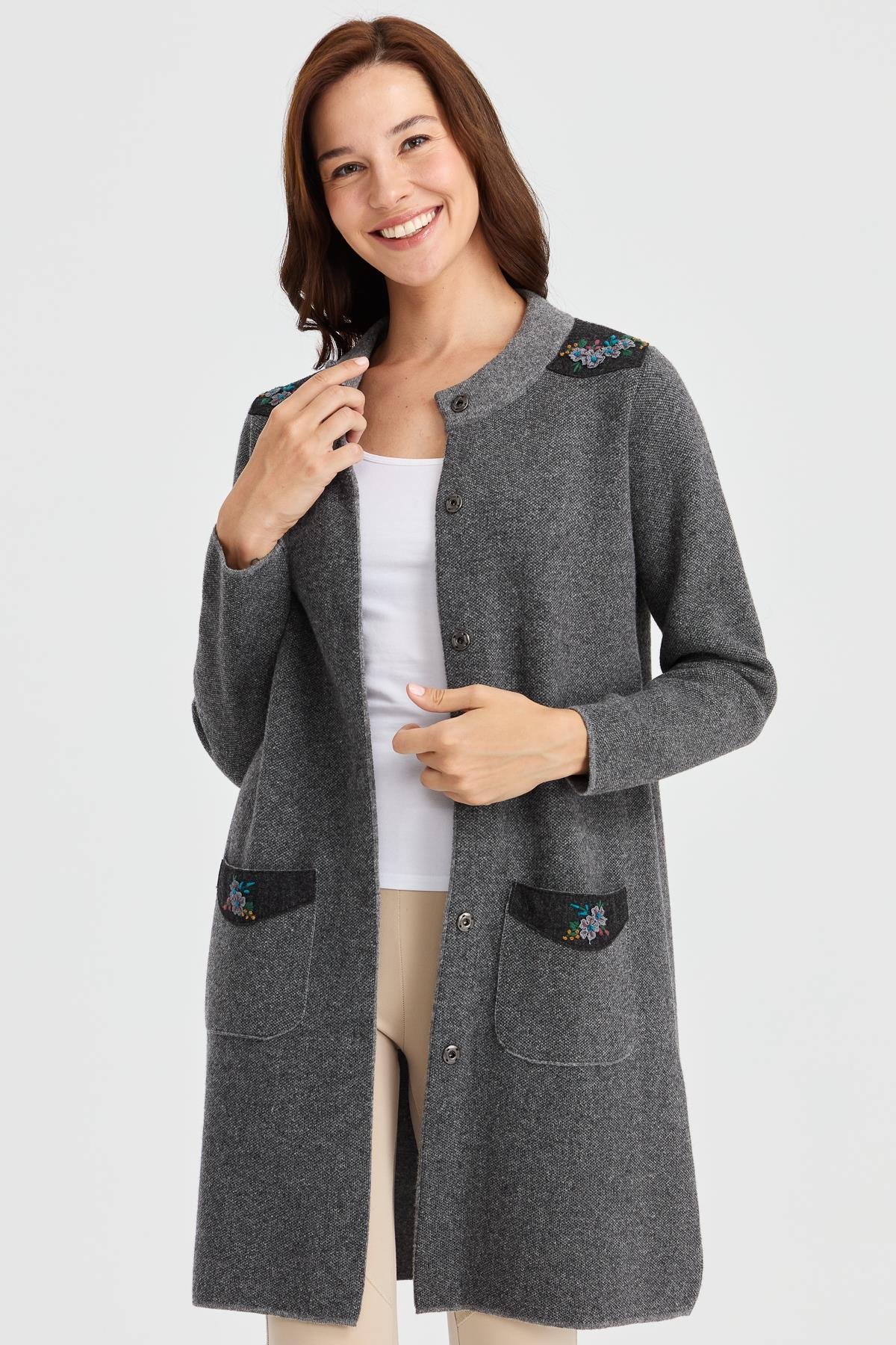 23007Kadın Dik Yaka Omzu ve Cebi İşlemeli Uzun Yün Kaban Füme