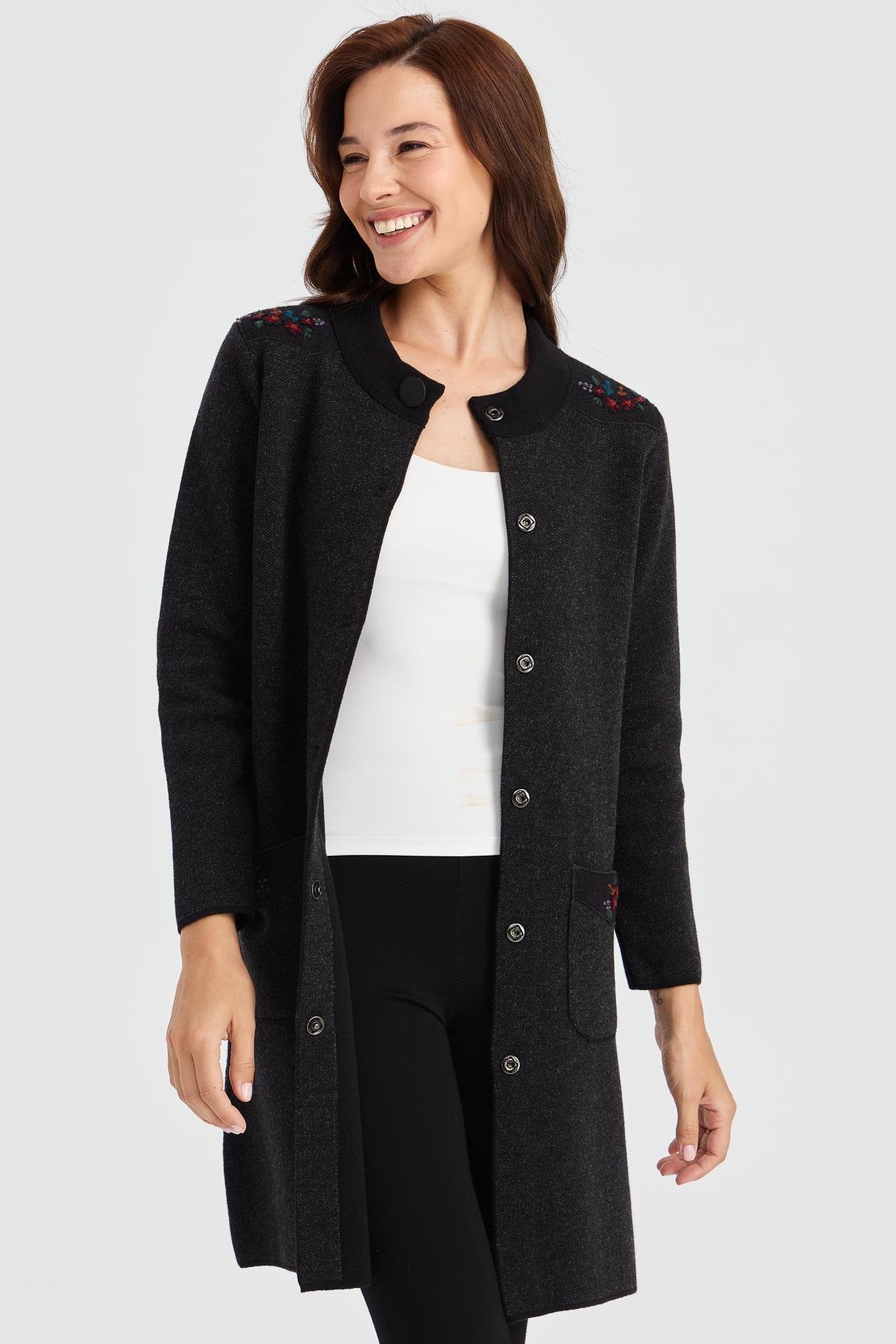 23007Kadın Dik Yaka Omzu ve Cebi İşlemeli Uzun Yün Kaban Siyah