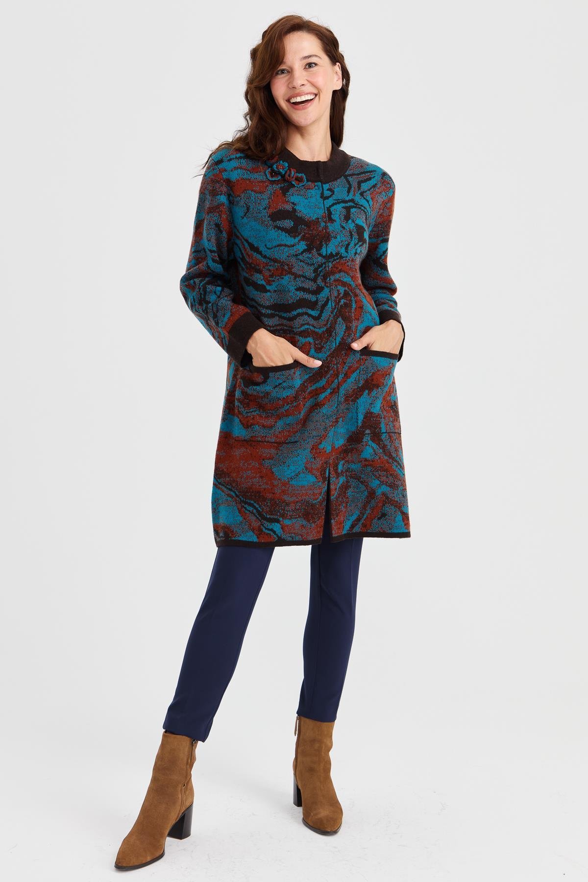 23126Kadın Dik Yaka Renkli Dalga Desenli Uzun Yün Kaban K.Kahve