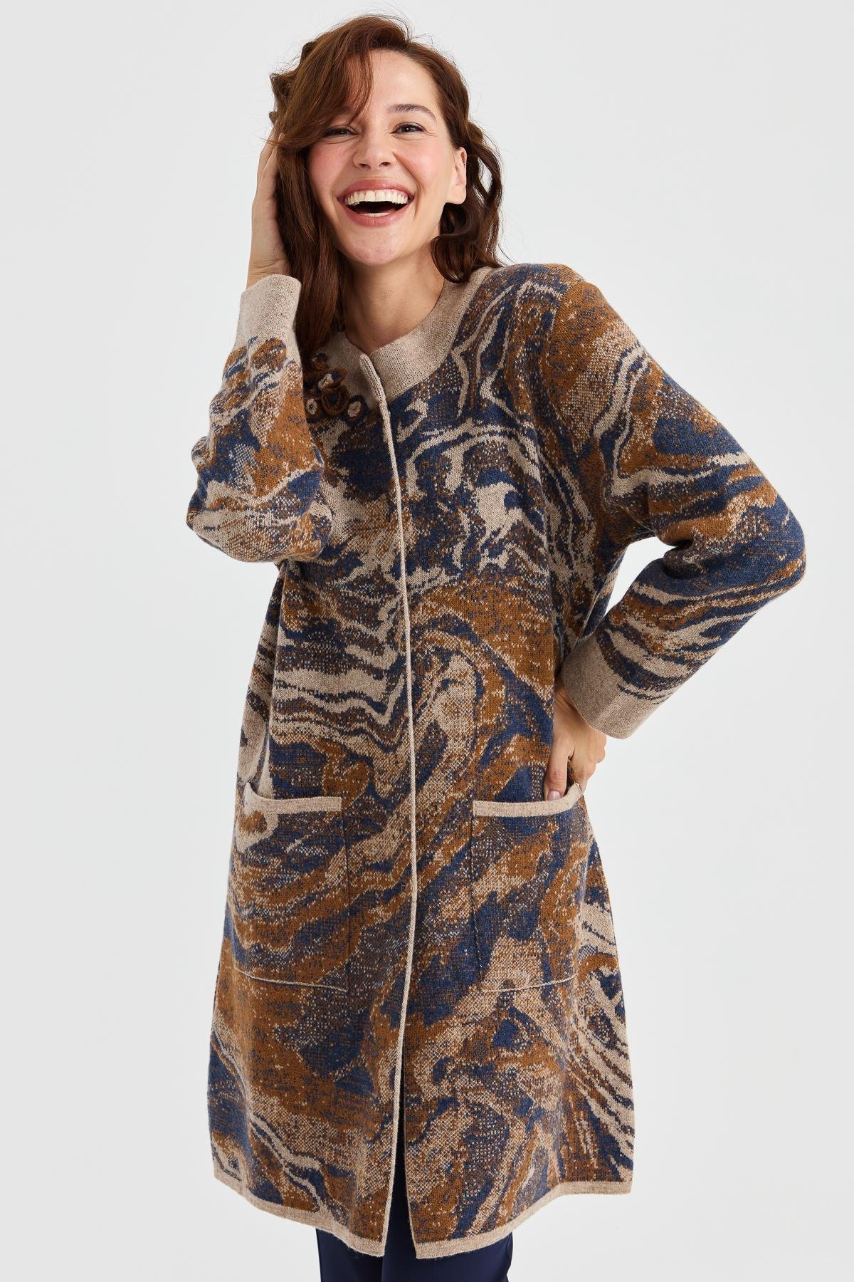 23126Kadın Dik Yaka Renkli Dalga Desenli Uzun Yün Kaban K.Bej