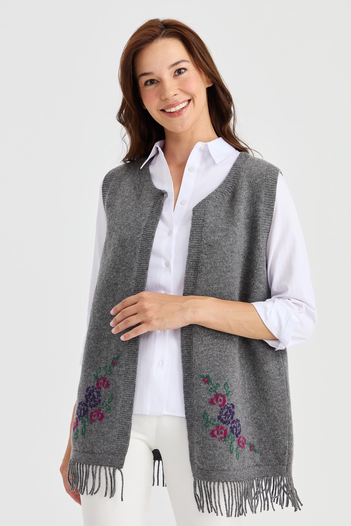 23225Kadın Eteği Çiçekli Püsküllü Yelek Füme