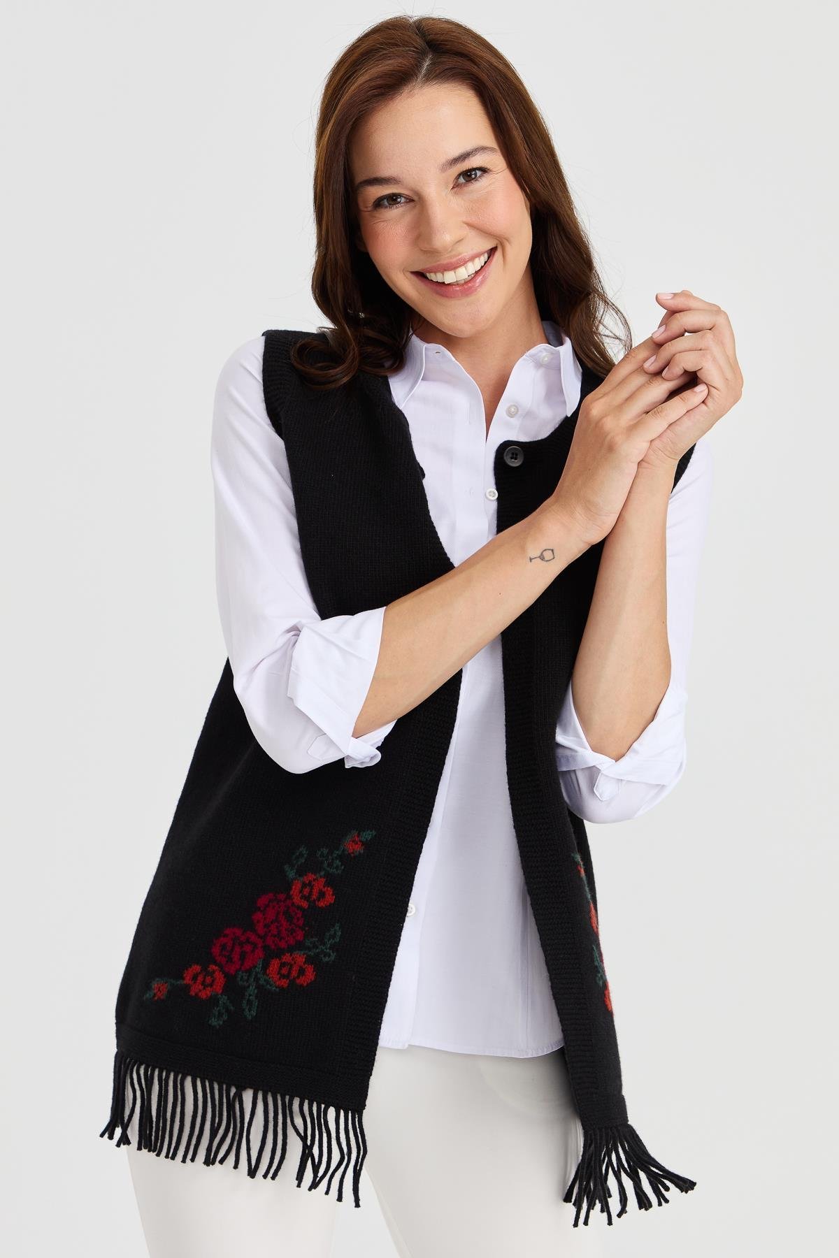 23225Kadın Eteği Çiçekli Püsküllü Yelek Siyah