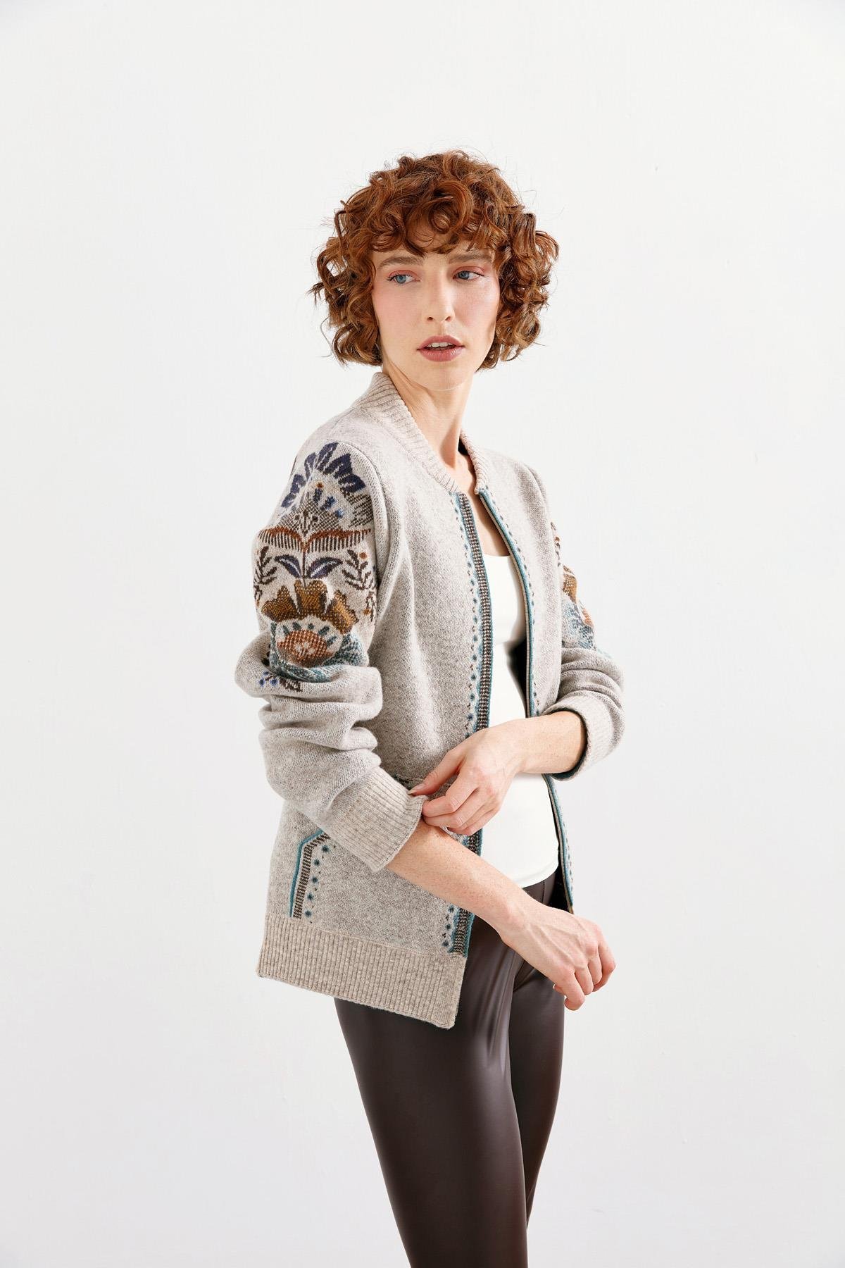 24049Kadın Hakim Yaka Arkası ve Kolu Çiçek Desenli Yün Ceket V.Bej